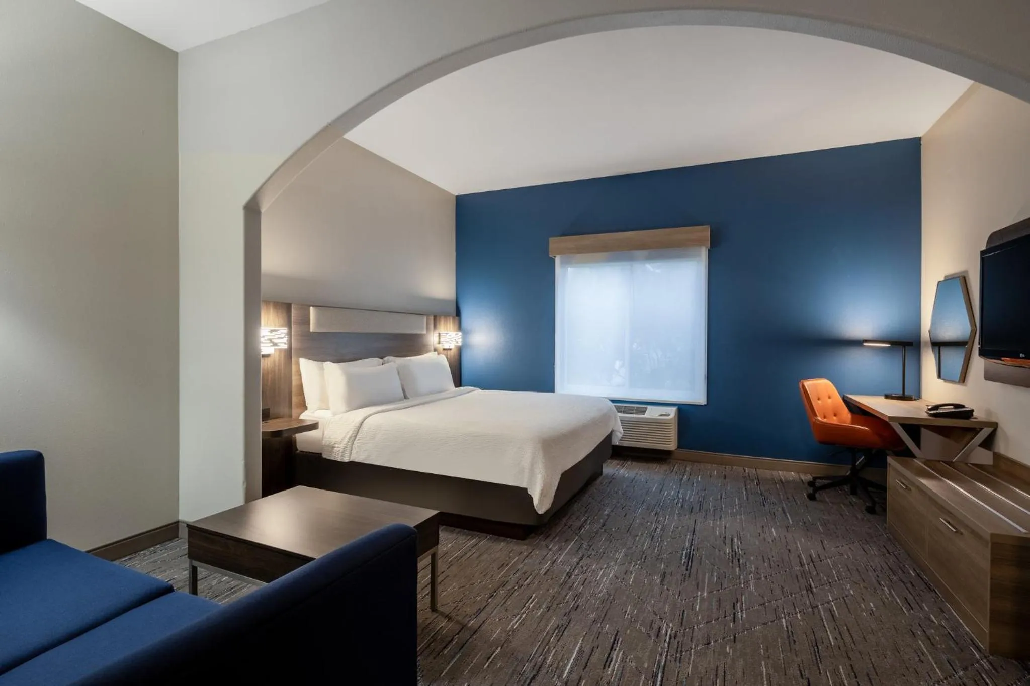 Photo of the whole room, Bed in Holiday Inn Express Vancouver North by IHG