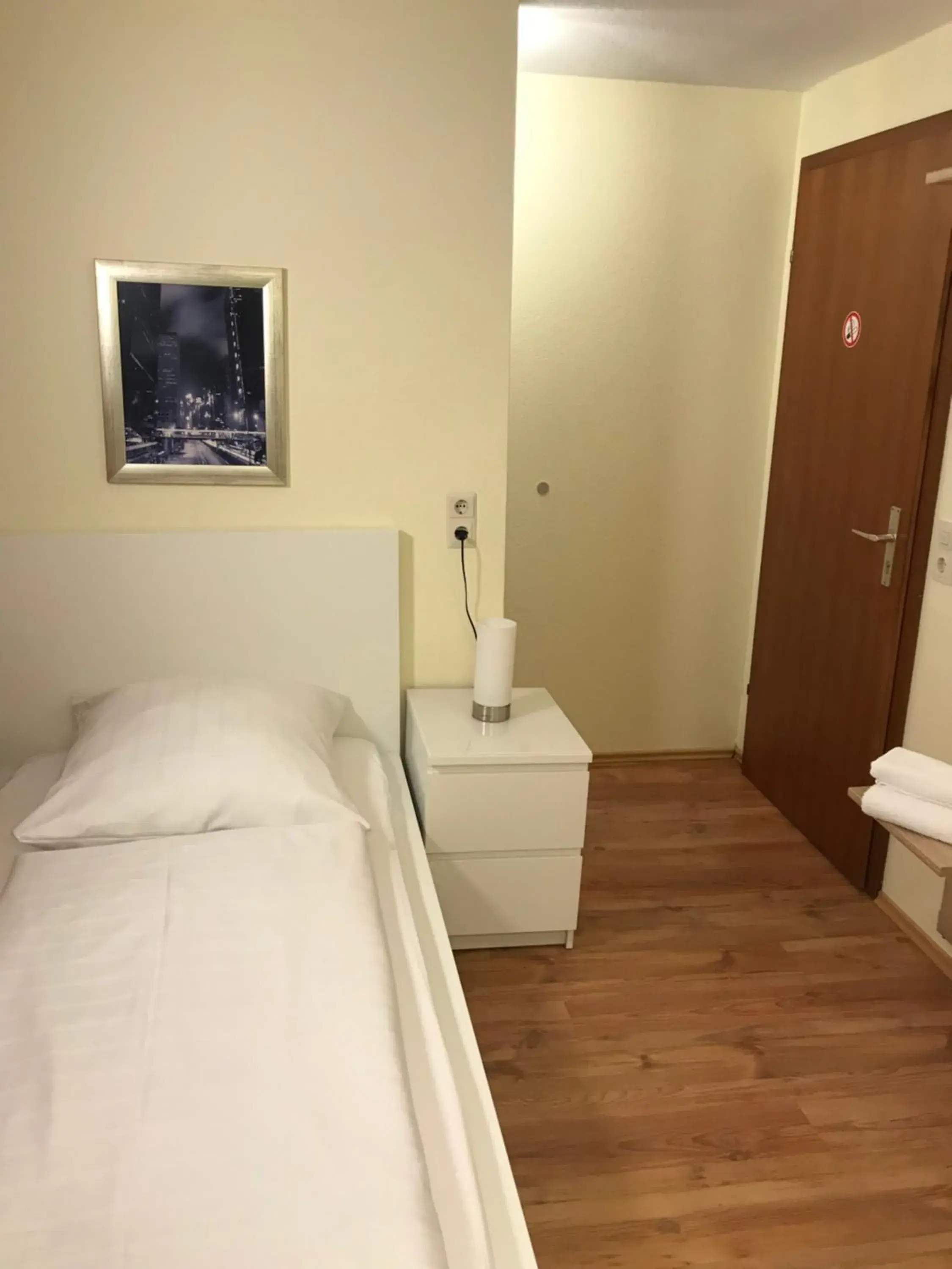 Single Room with Shower - single occupancy in Hotel Garni Elisabeth Single Room with Shower - single occupancy in Hotel Garni Elisabeth