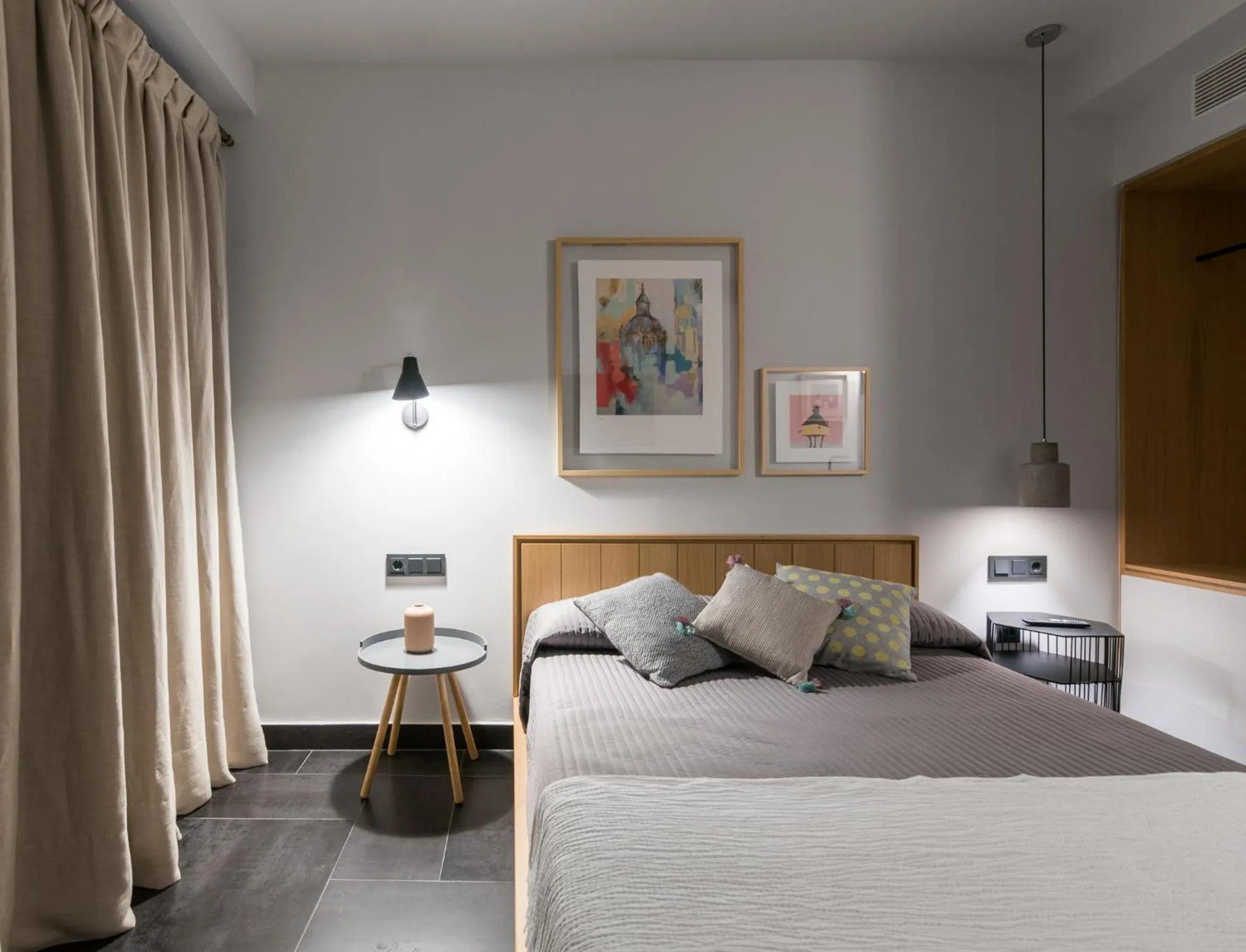 Photo of the whole room, Bed in Welldone Antiquarium