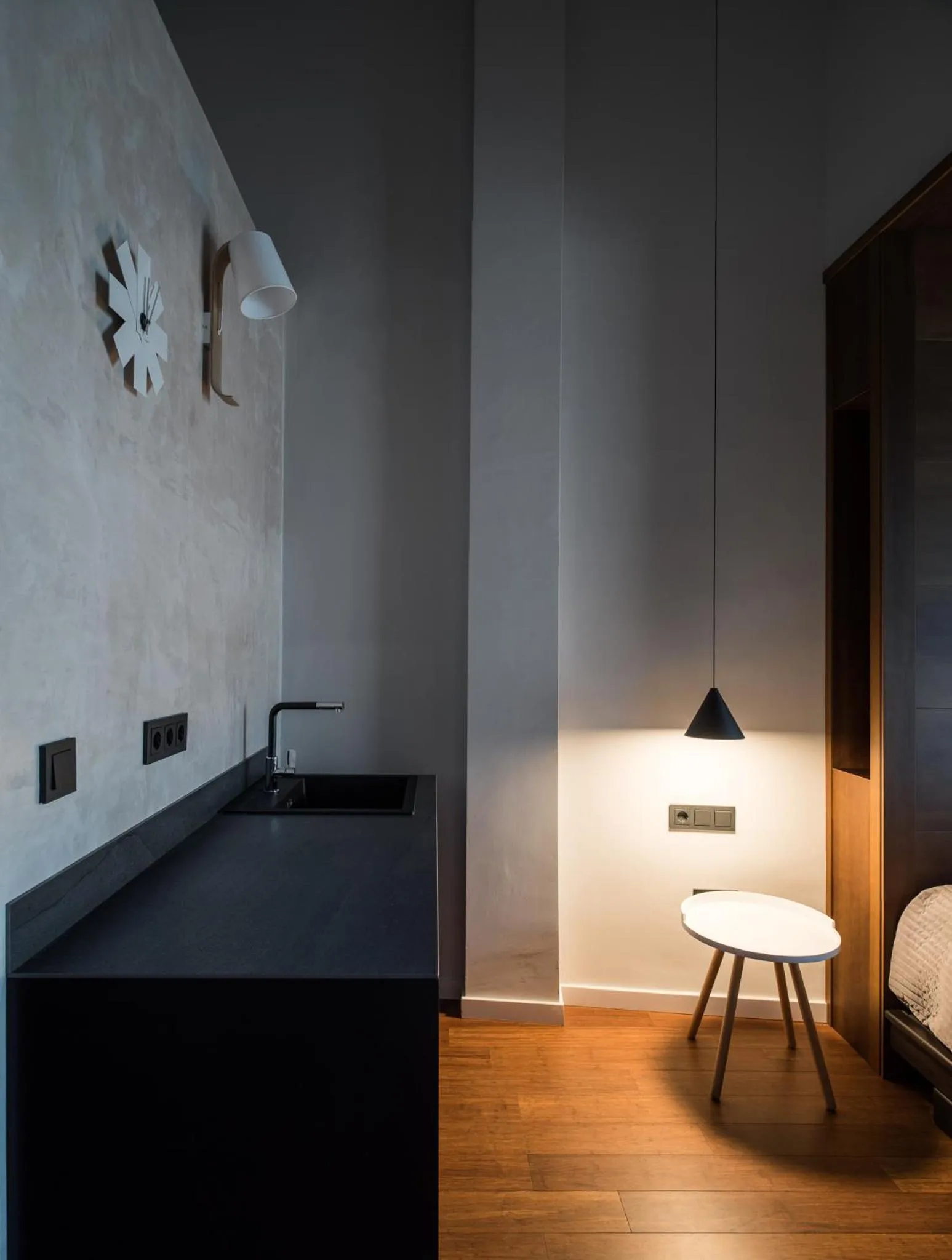 Photo of the whole room, Bed in Welldone Antiquarium