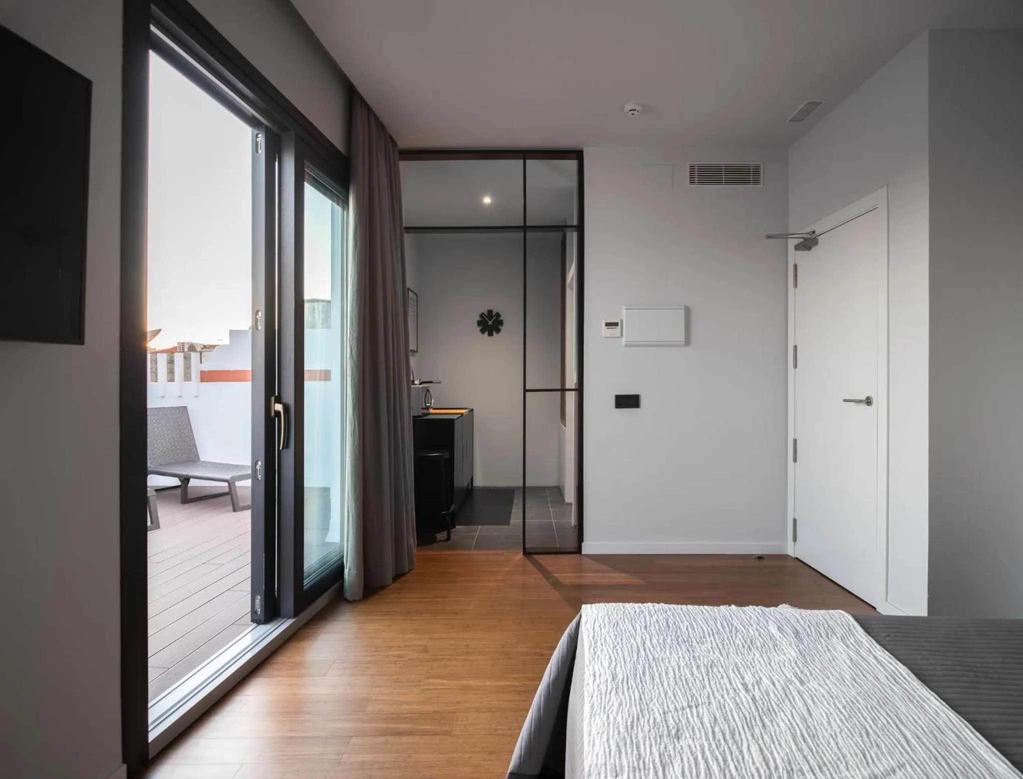 Balcony/Terrace, Bed in Welldone Antiquarium