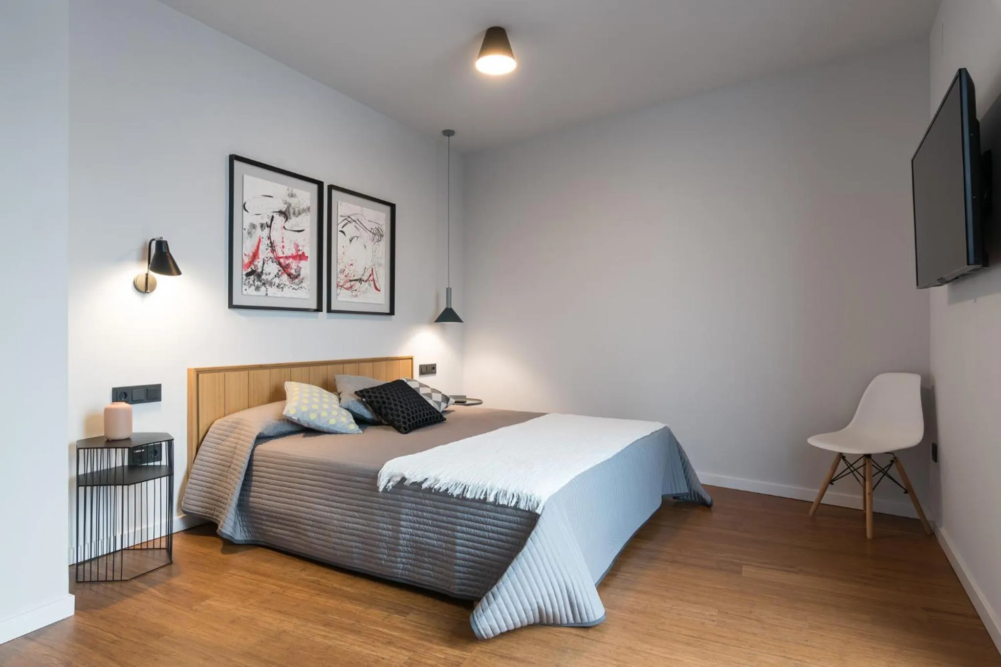 Photo of the whole room, Bed in Welldone Antiquarium