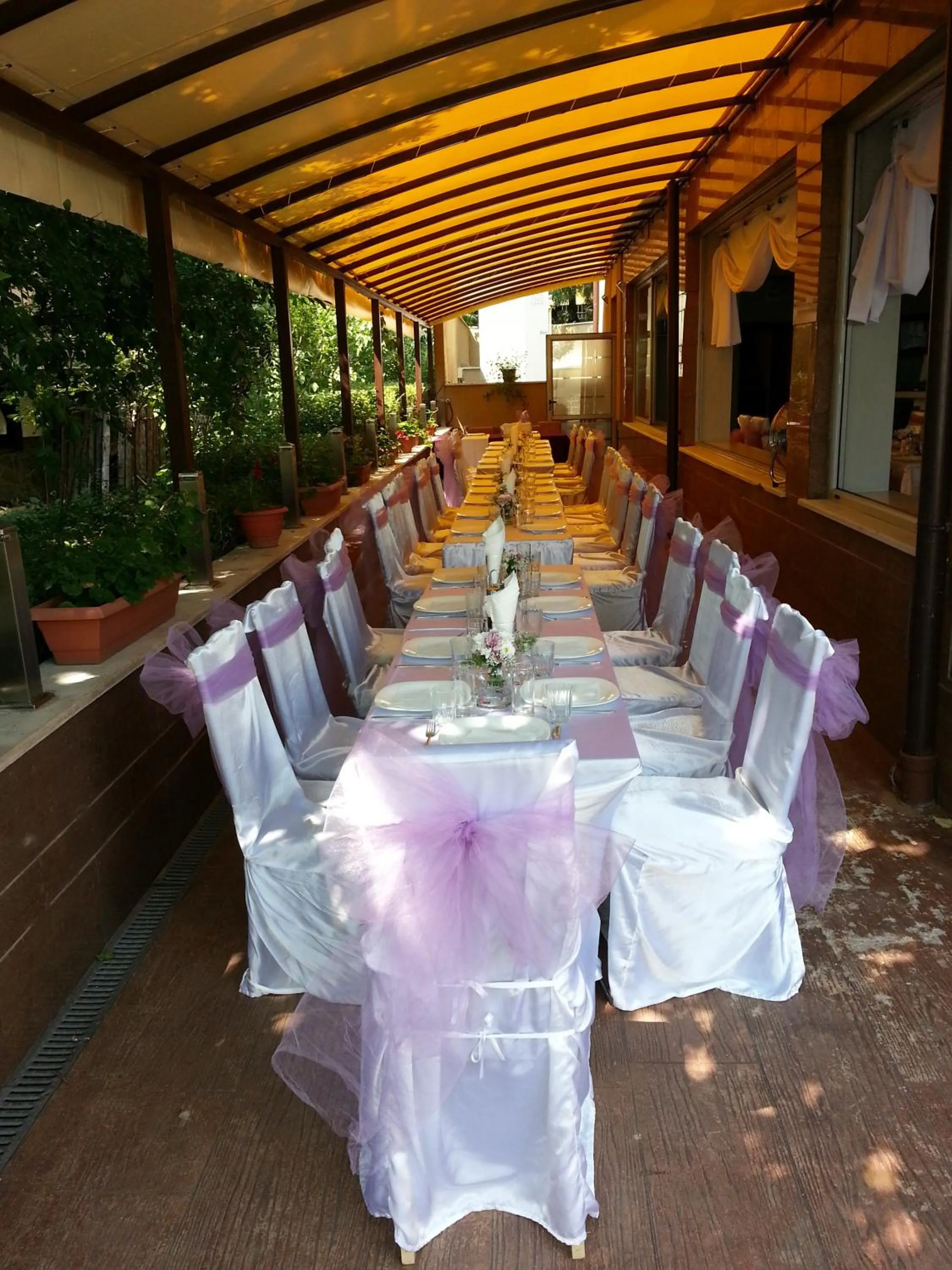 Restaurant/places to eat in Elate Plaza Hotel