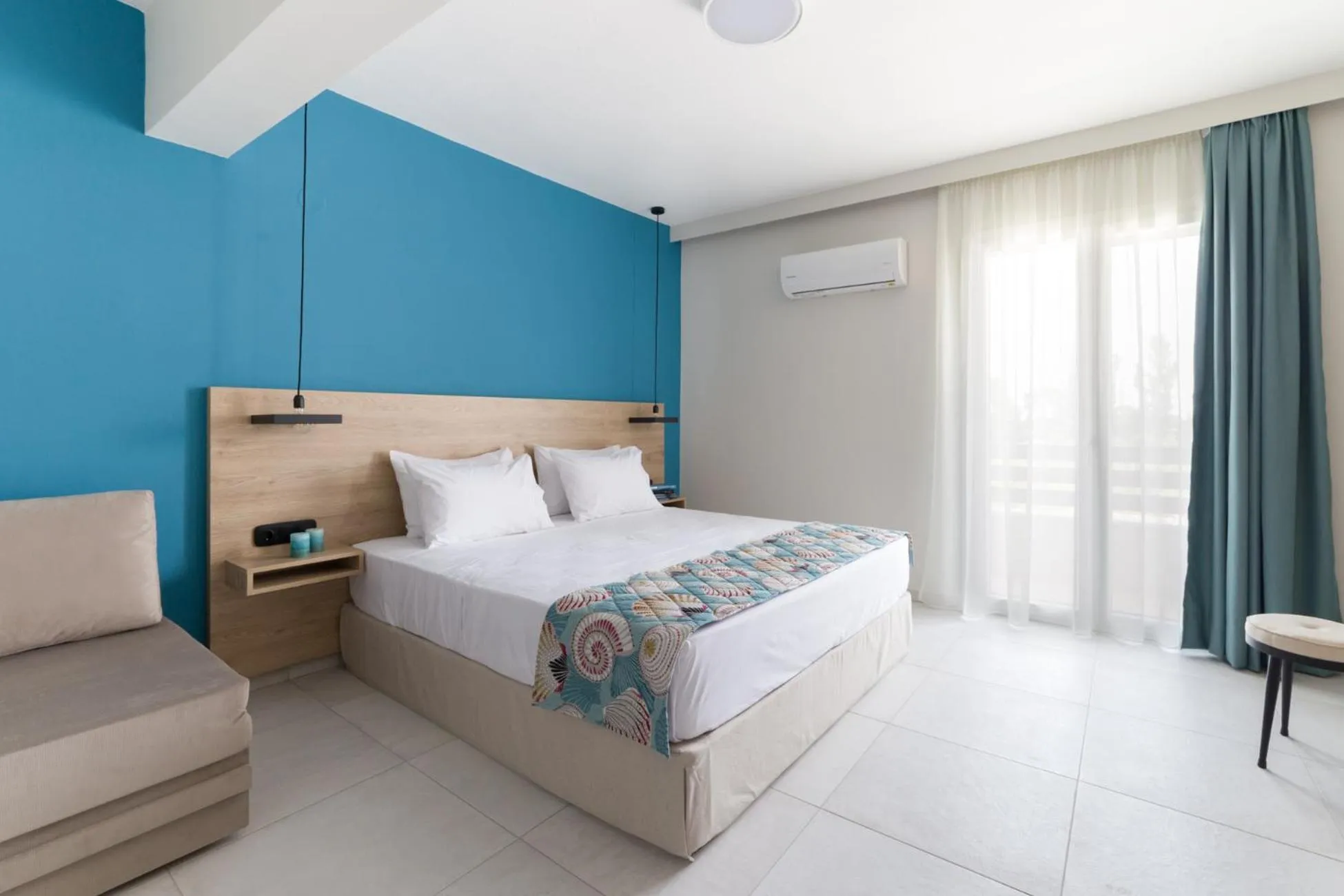 Bedroom, Bed in Mythic Summer Hotel