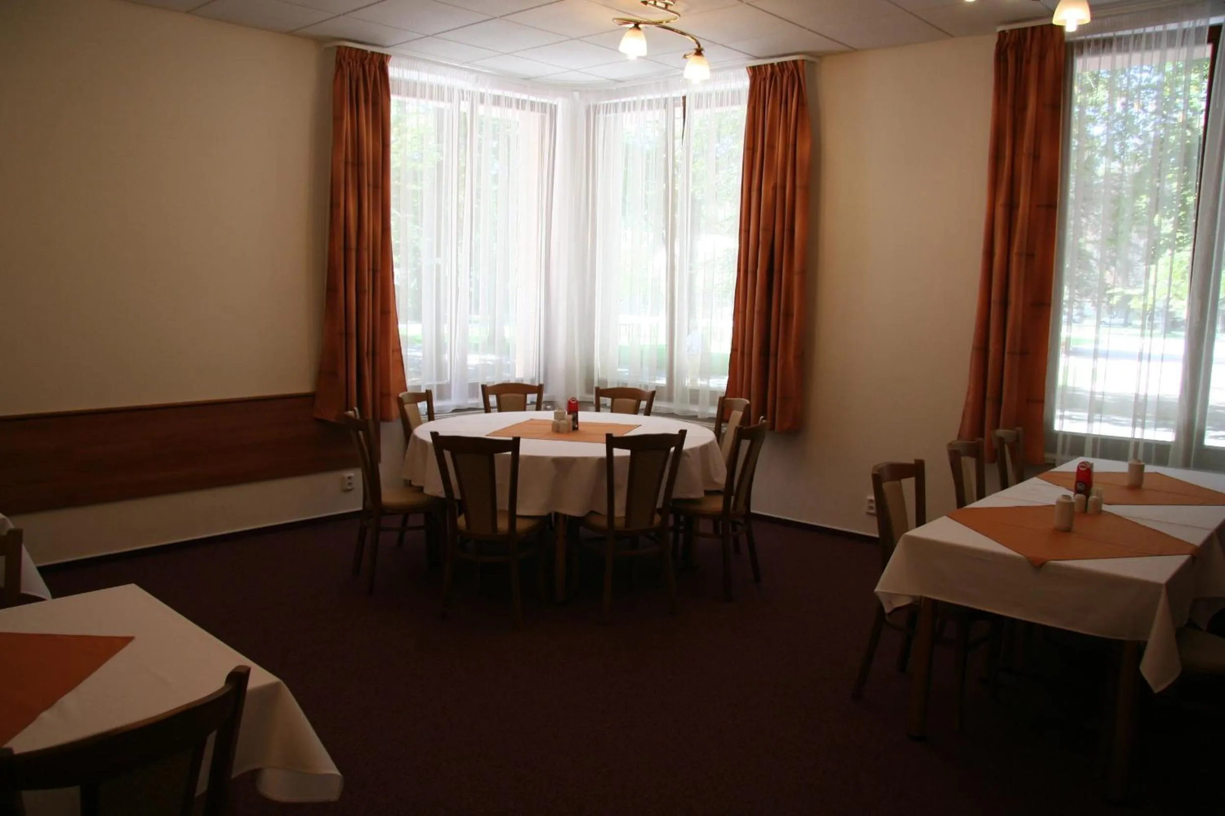 Restaurant/places to eat in Lazensky Hotel Park