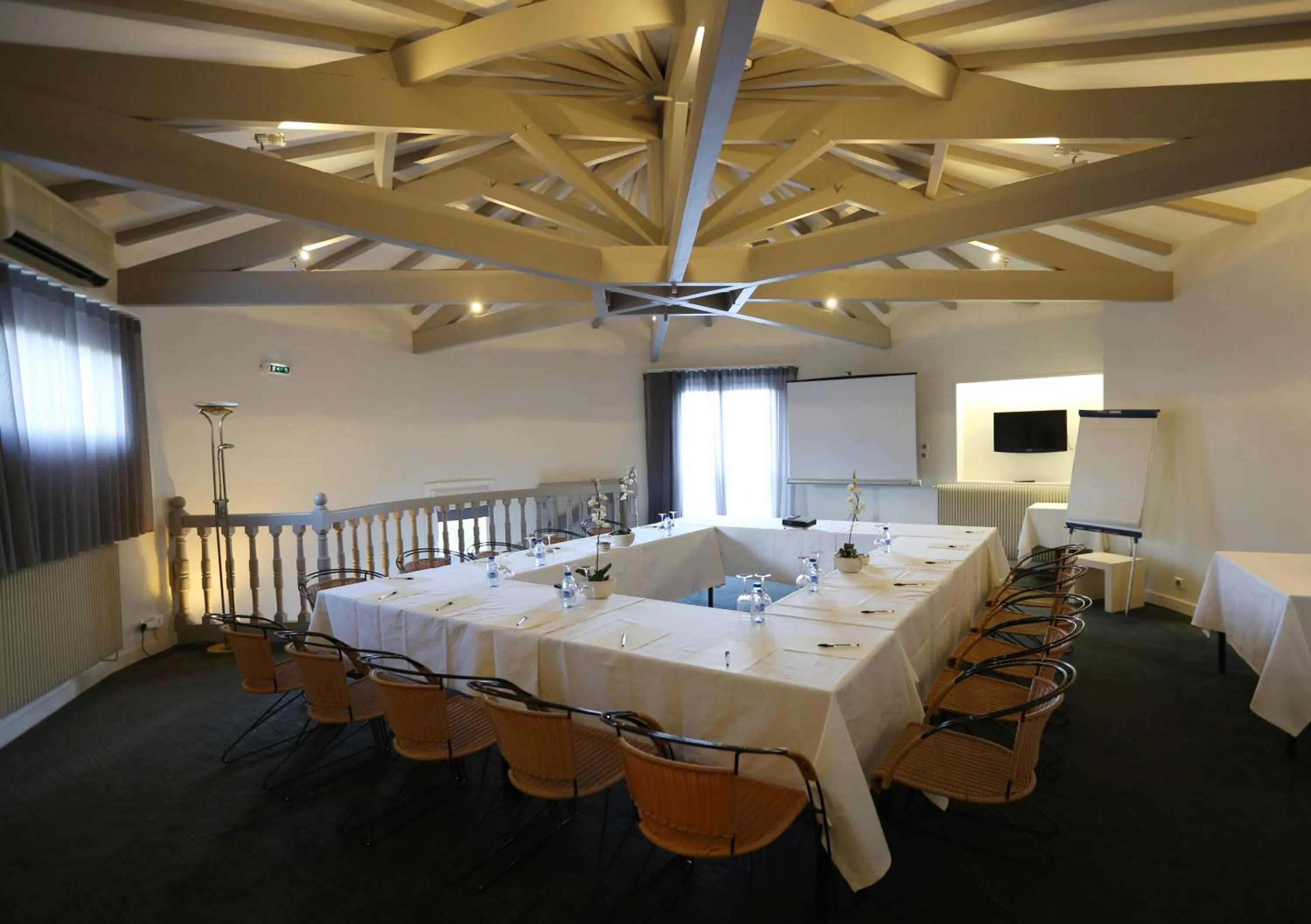 Meeting/conference room, Bed in Les Criquets Hôtel & Spa