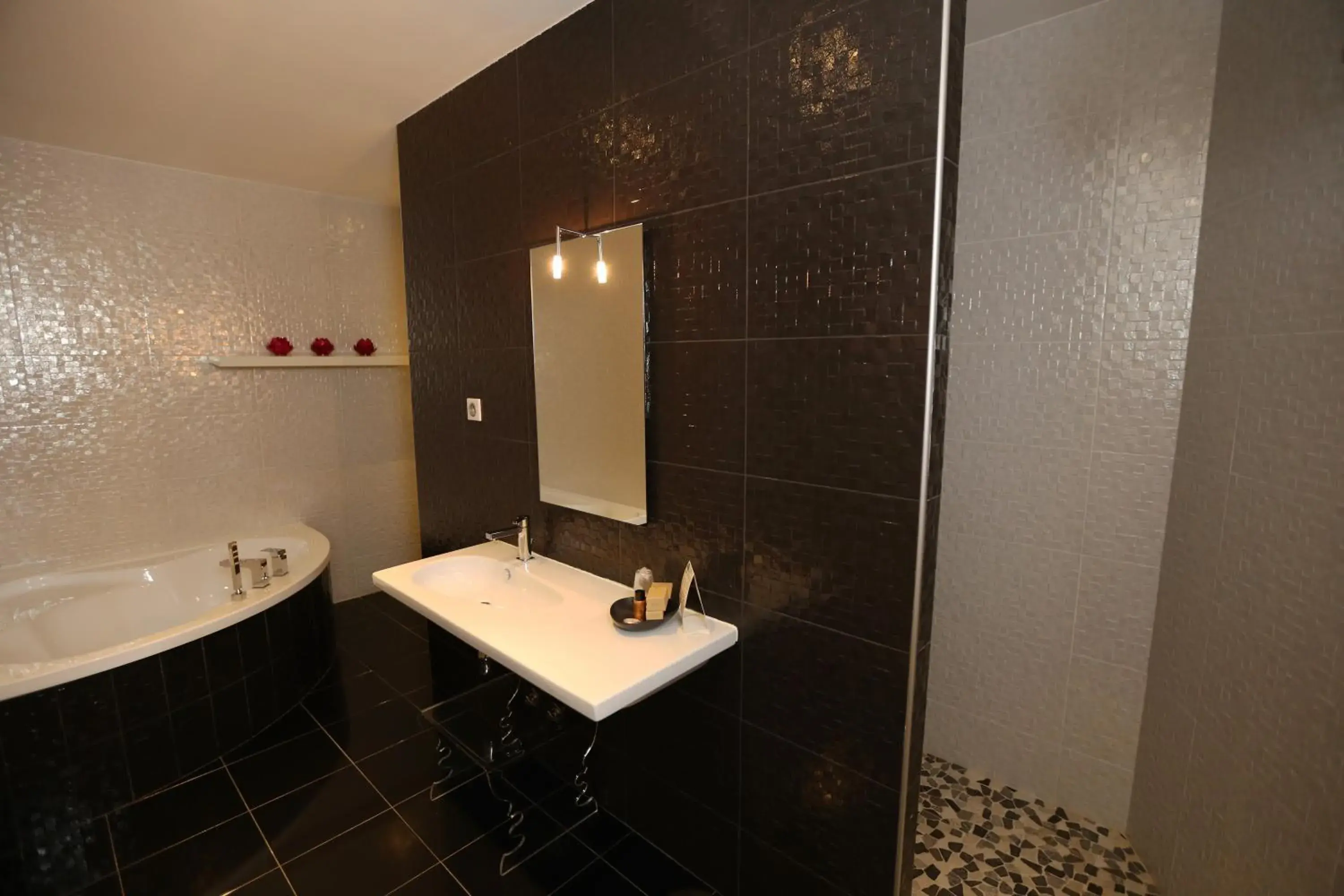 Bathroom in Les Criquets Hôtel & Spa Bathroom in Les Criquets Hôtel & Spa