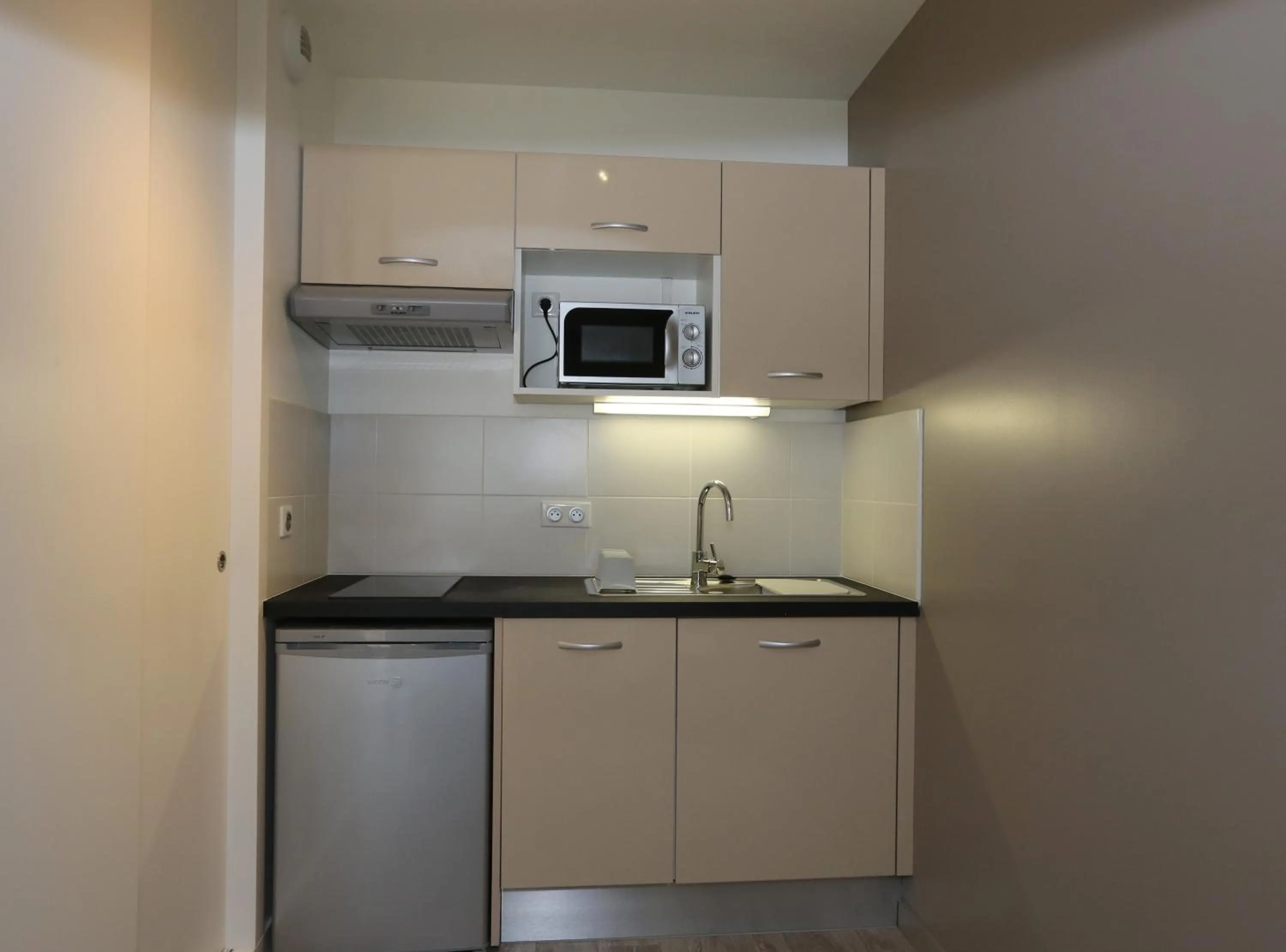 Kitchen or kitchenette in Les Criquets Hôtel & Spa