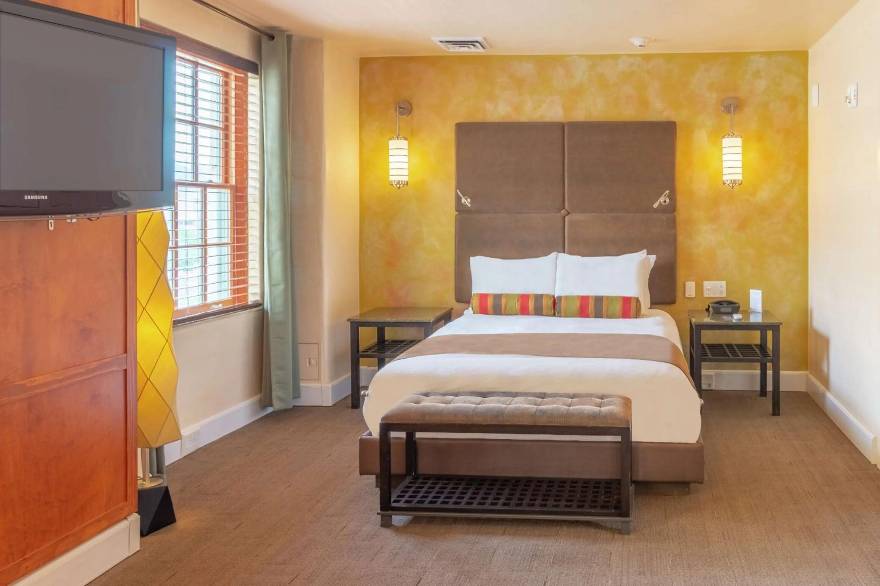Bedroom, Bed in Hotel Andaluz Albuquerque, Curio Collection By Hilton