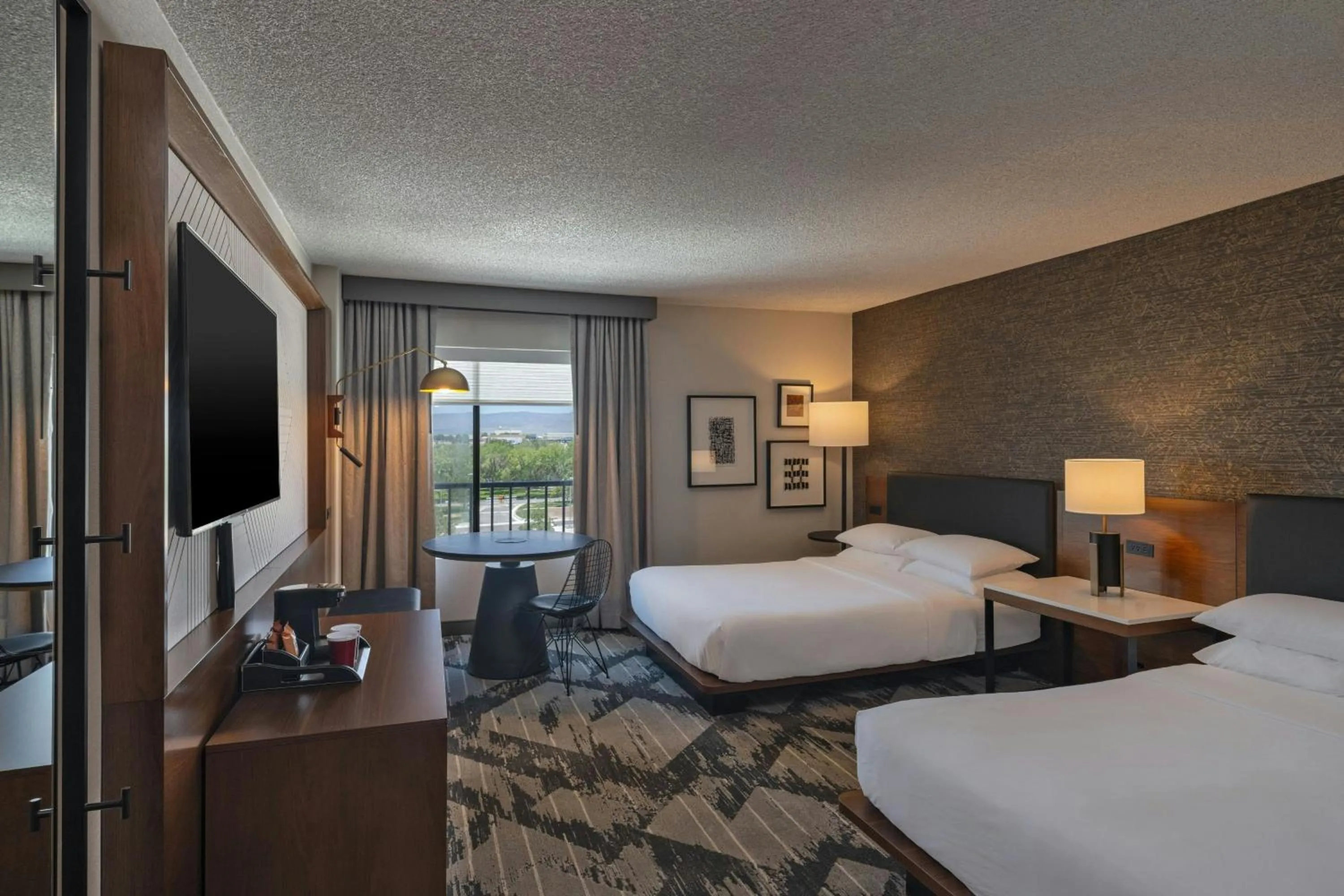 Photo of the whole room, Bed in Sheraton Albuquerque Airport Hotel