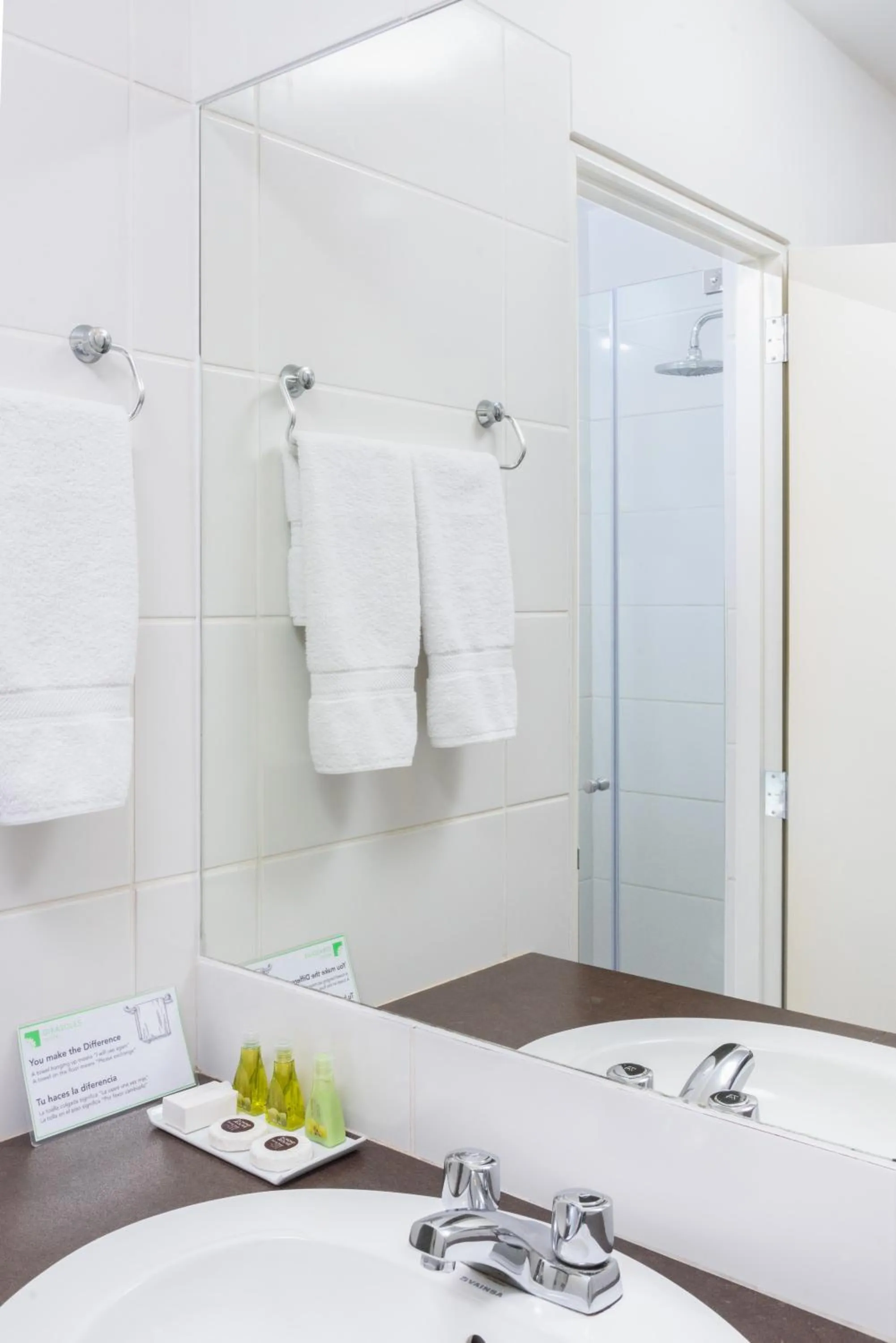 Shower in Girasoles Hotel