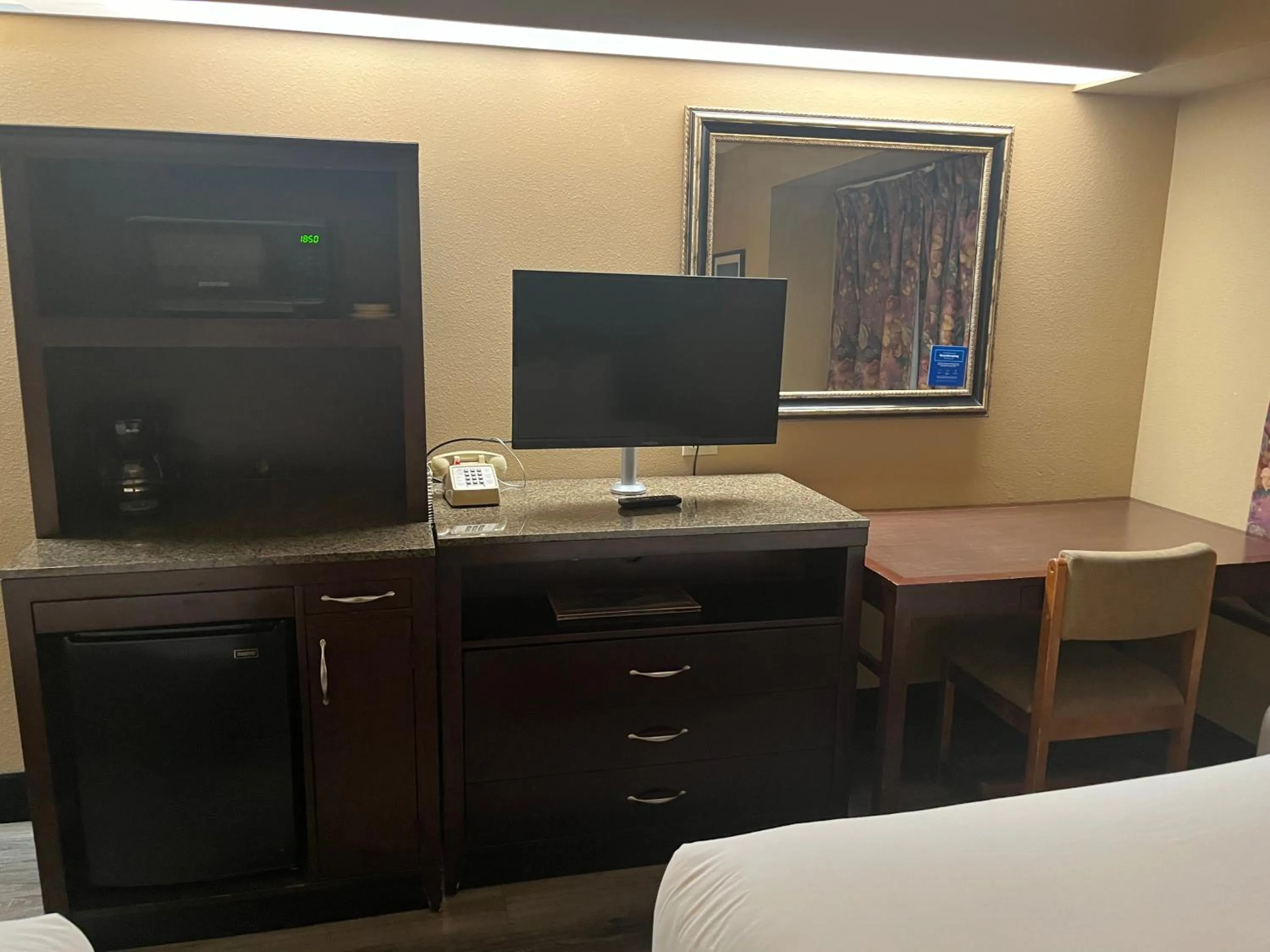 TV and multimedia in Americas Best Value Inn Kalispell
