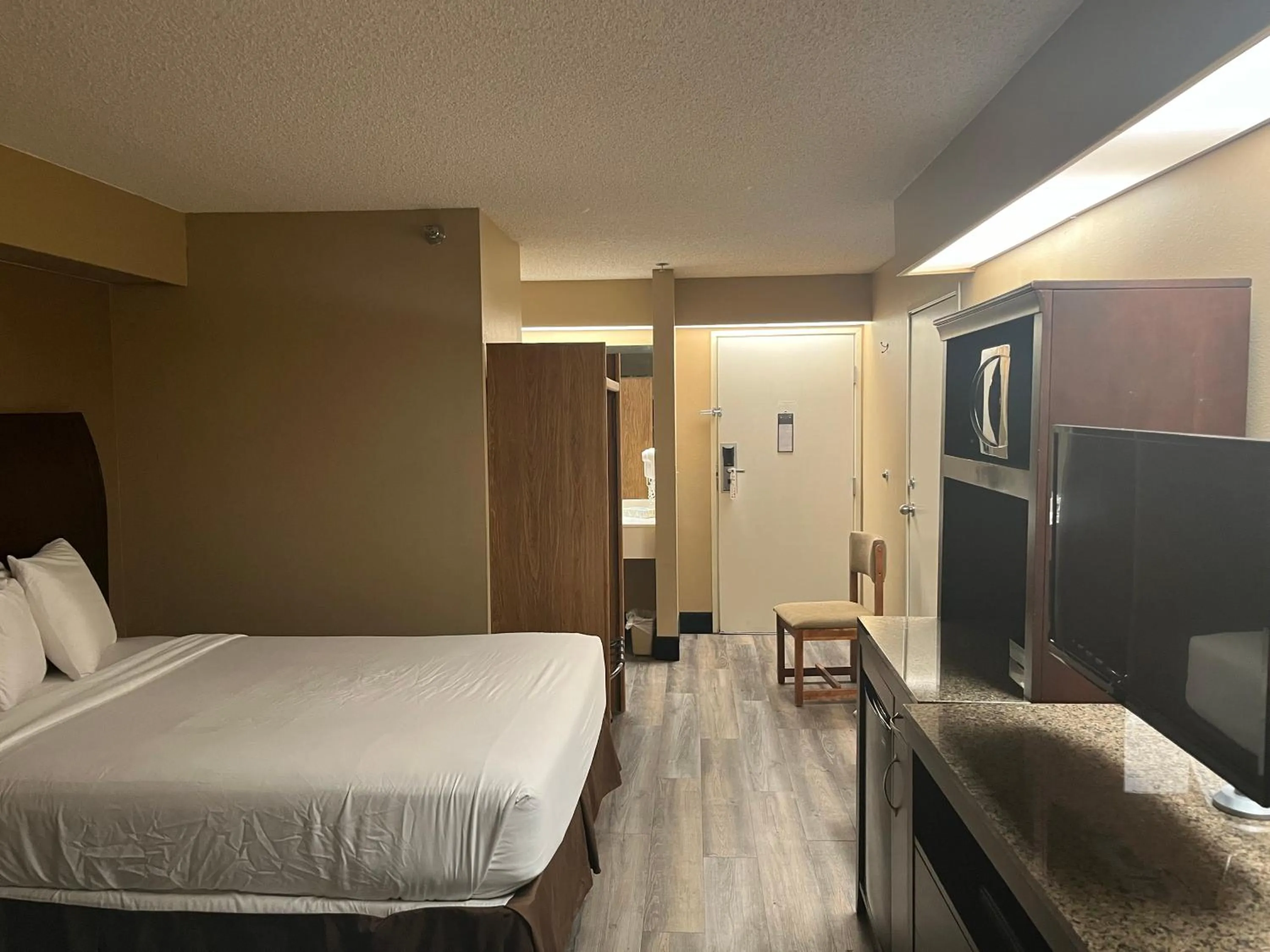 Bed in Americas Best Value Inn Kalispell