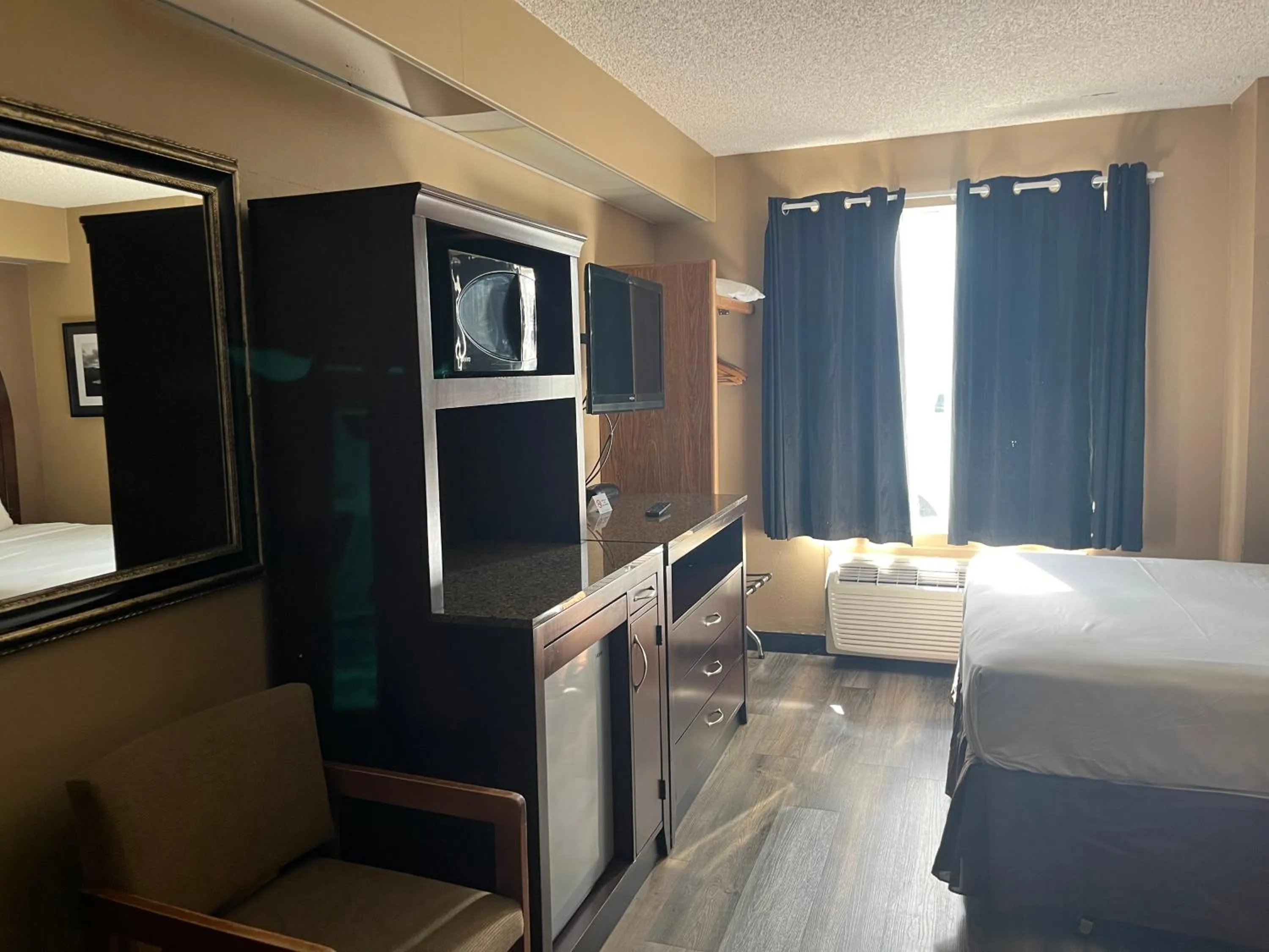 TV and multimedia, Bed in Americas Best Value Inn Kalispell