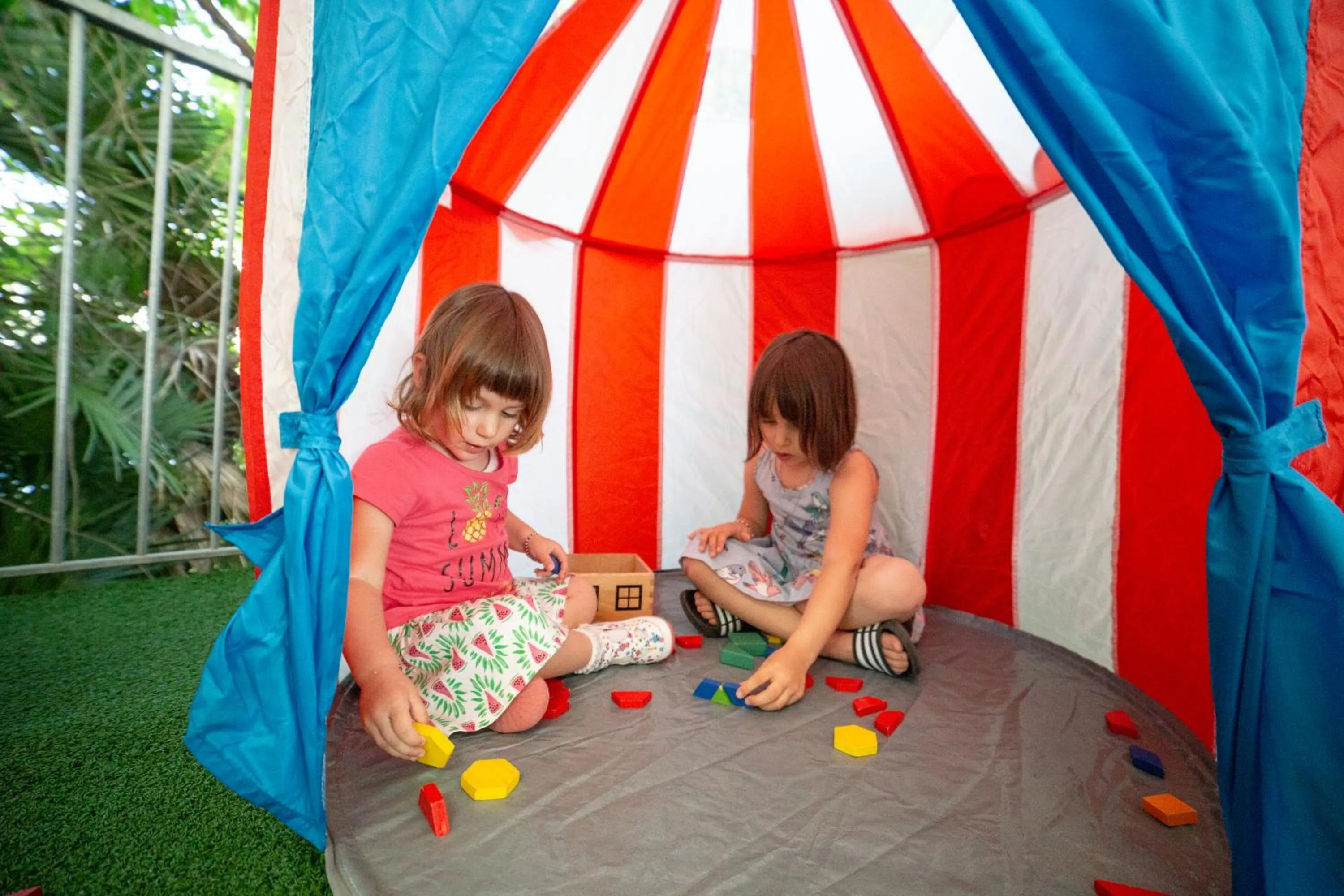 children in Hotel Universal