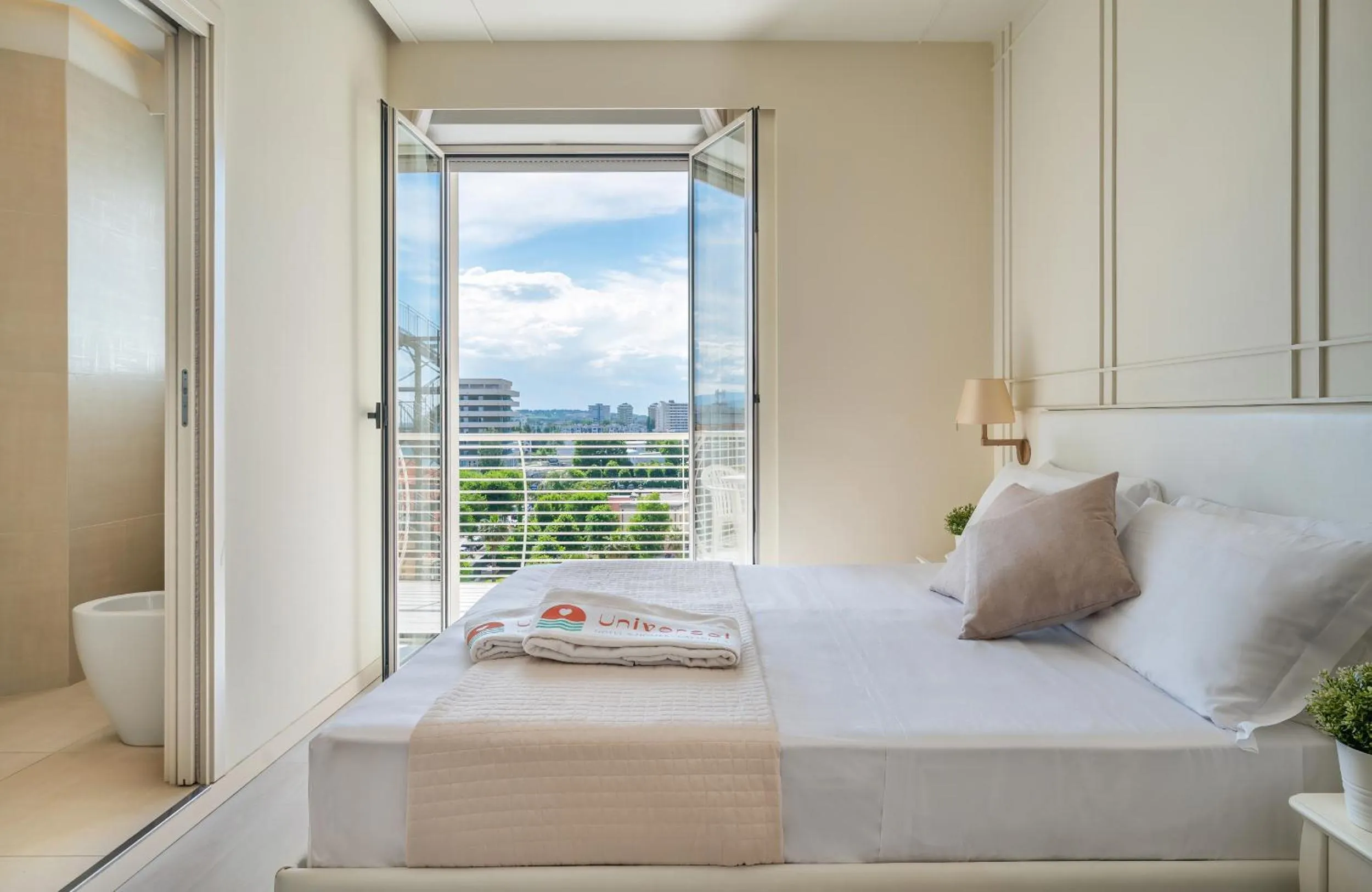 Bedroom, Bed in Hotel Universal