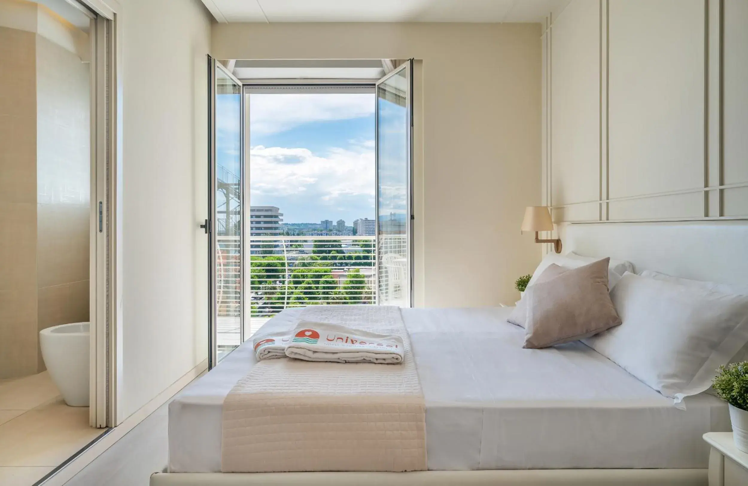 Deluxe Double or Twin Room in Hotel Universal Deluxe Double or Twin Room in Hotel Universal