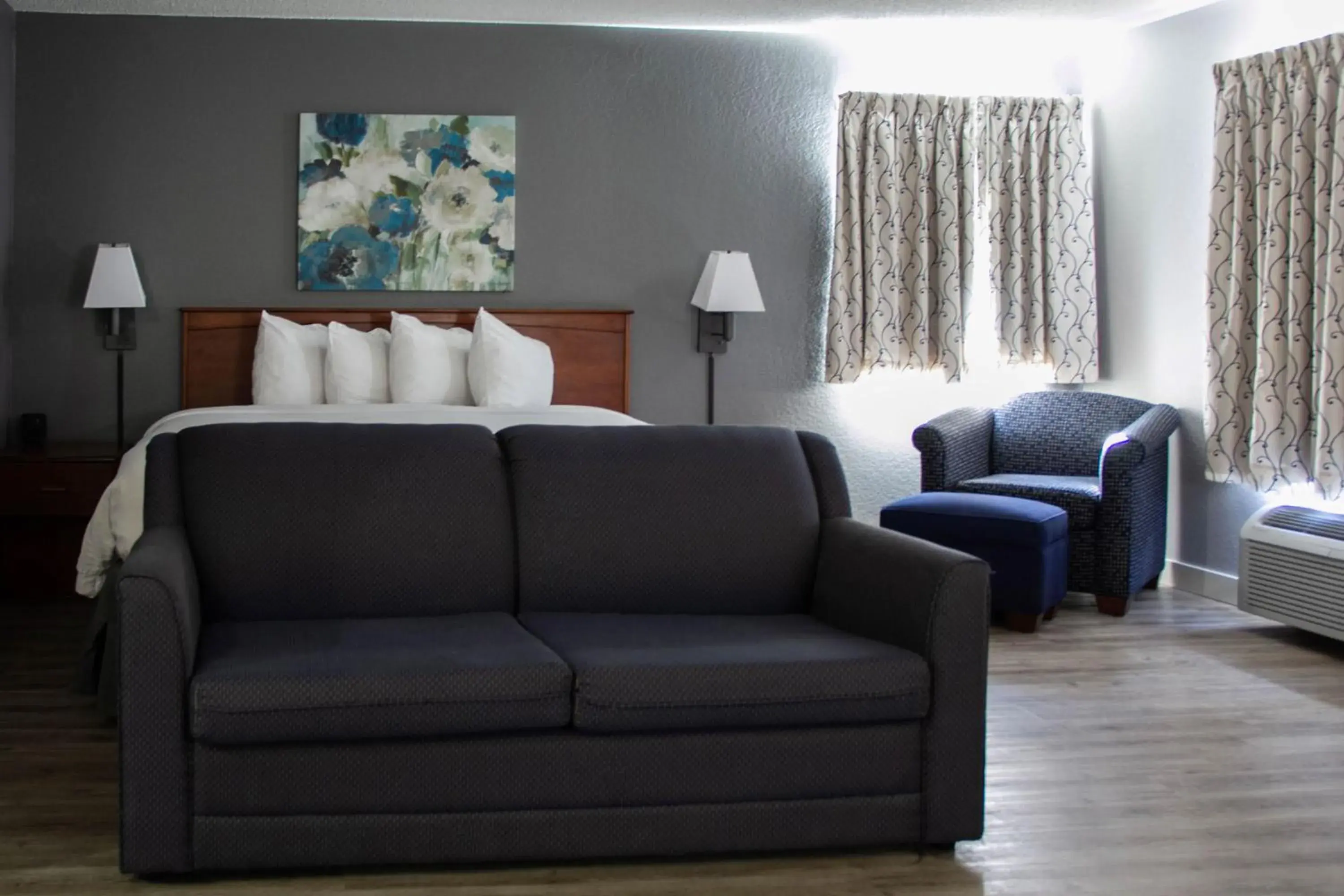 Bedroom in New Victorian Inn - Sioux City Bedroom in New Victorian Inn - Sioux City