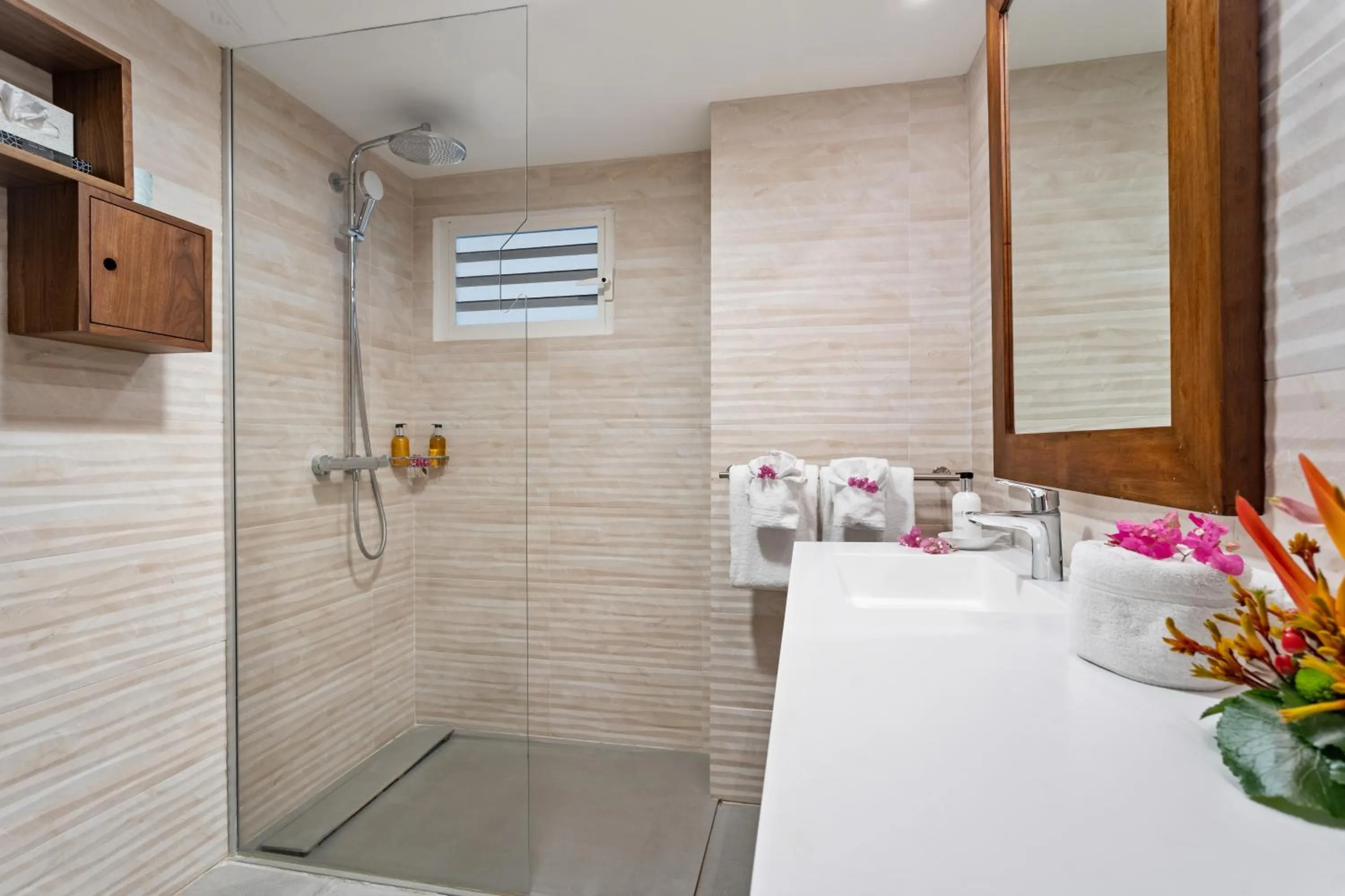 Bathroom, Bed in Grand Case Beach Club