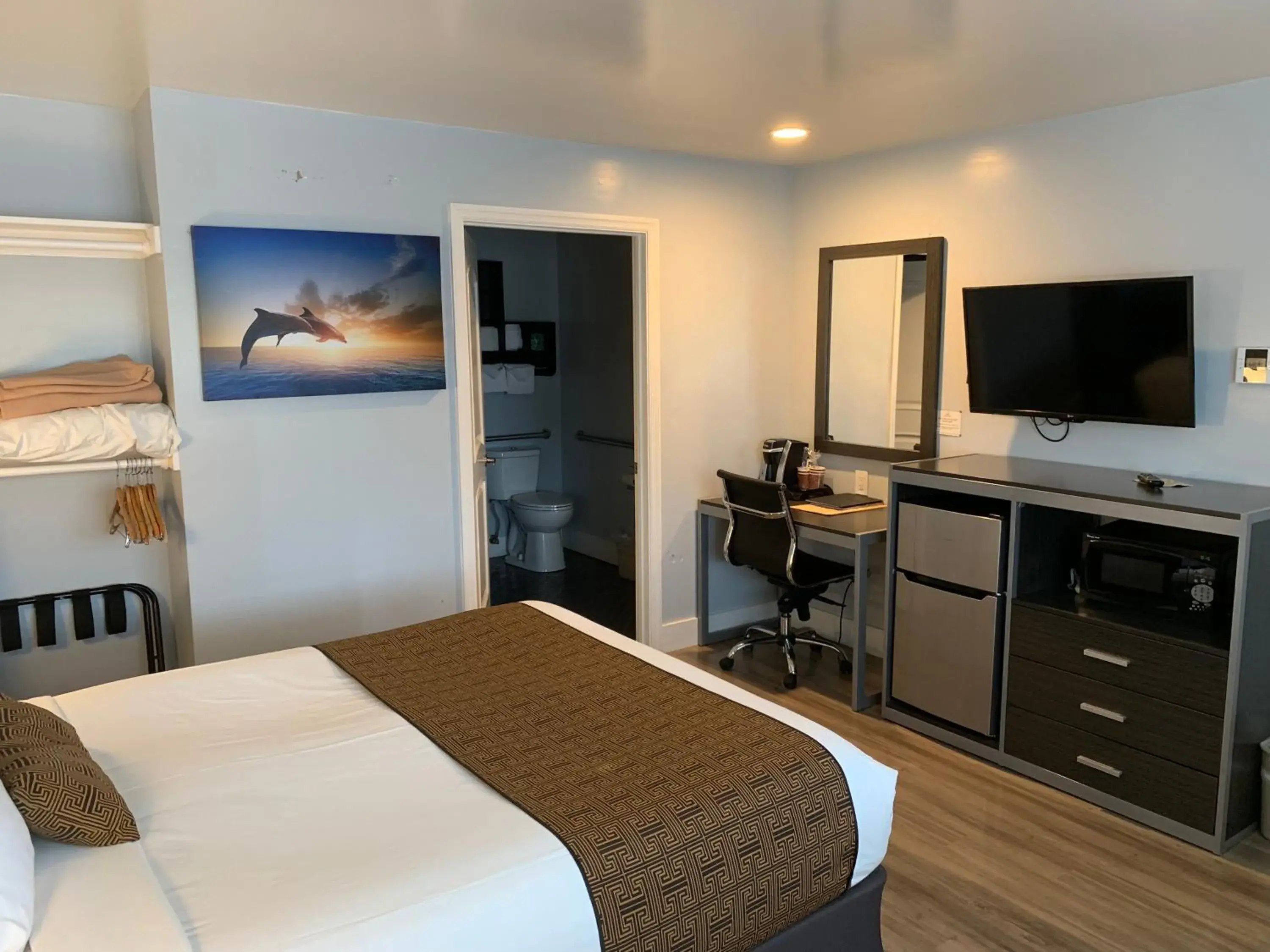 Bedroom, Bed in Pacific Inn Monterey Bedroom, Bed in Pacific Inn Monterey