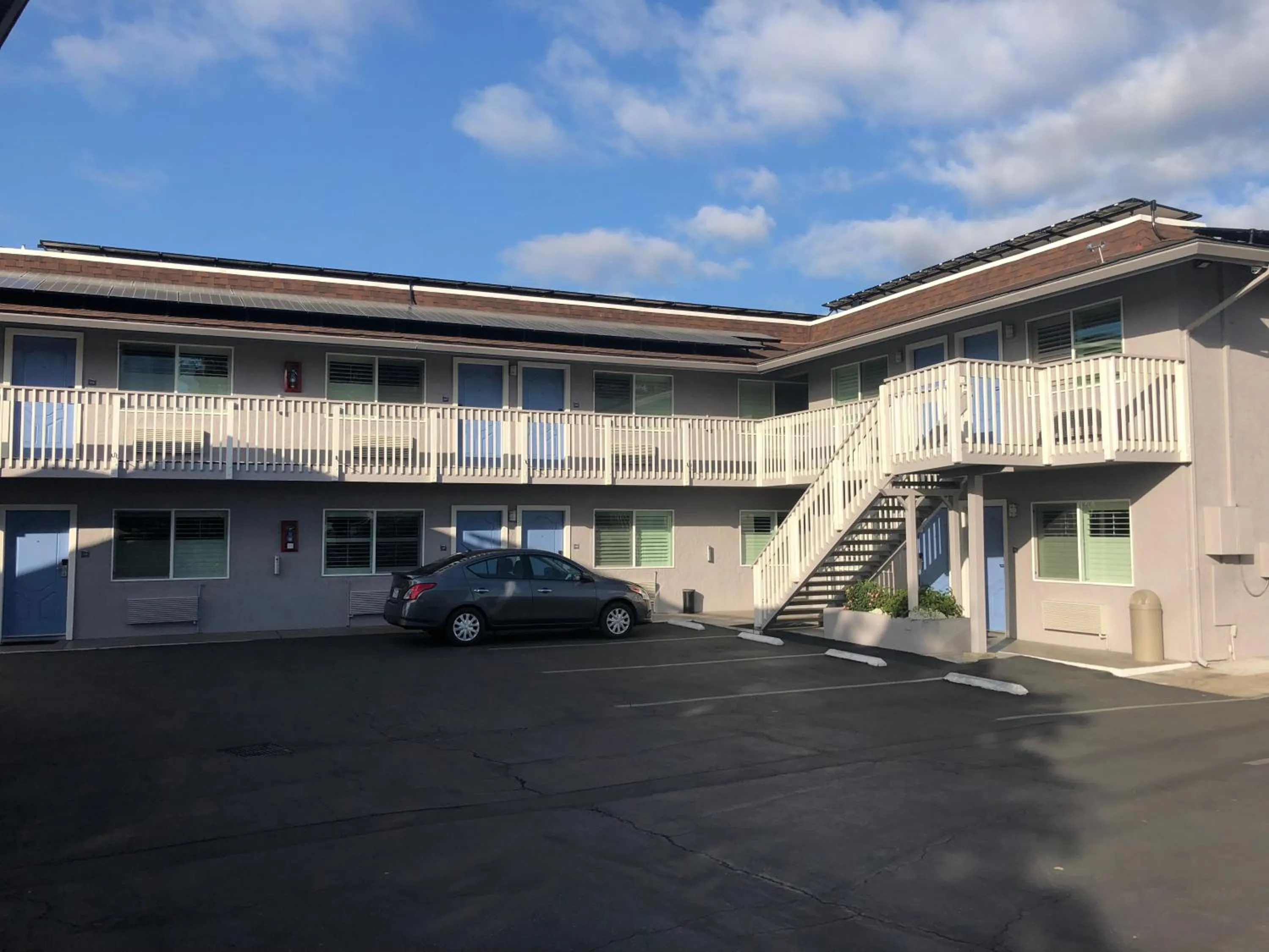 Property building in Pacific Inn Monterey