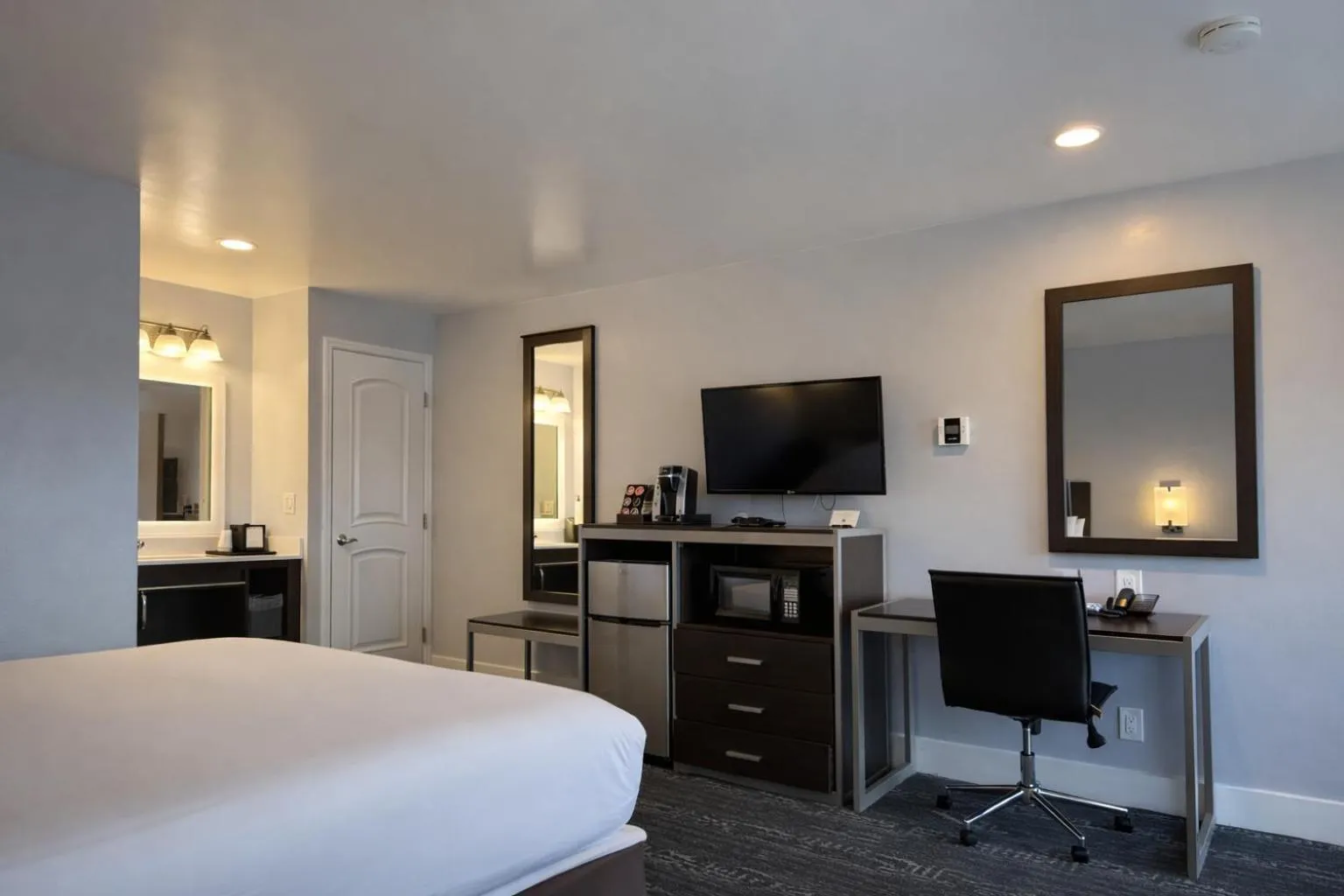 TV and multimedia, Bed in Pacific Inn Monterey