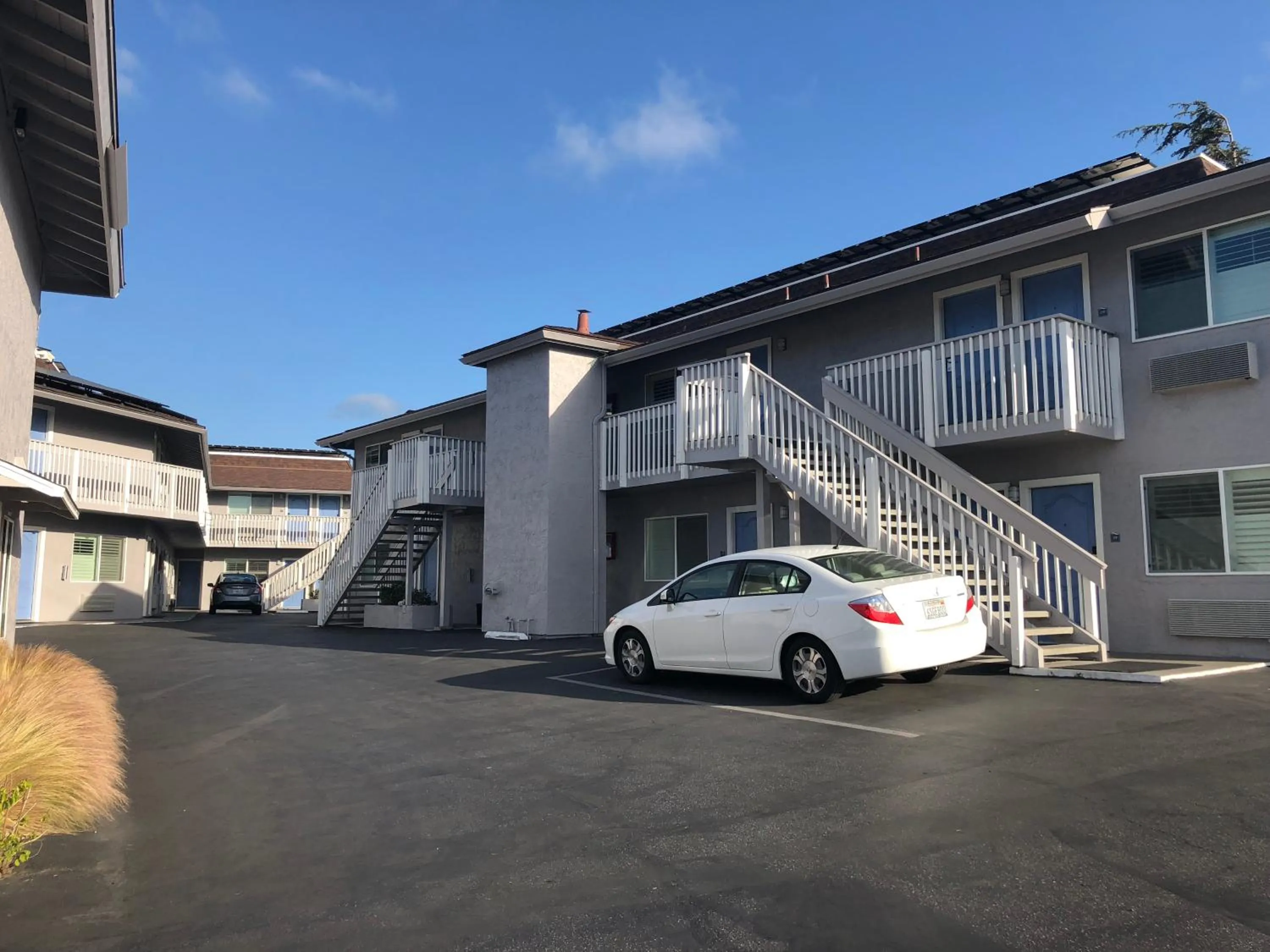 Property building in Pacific Inn Monterey