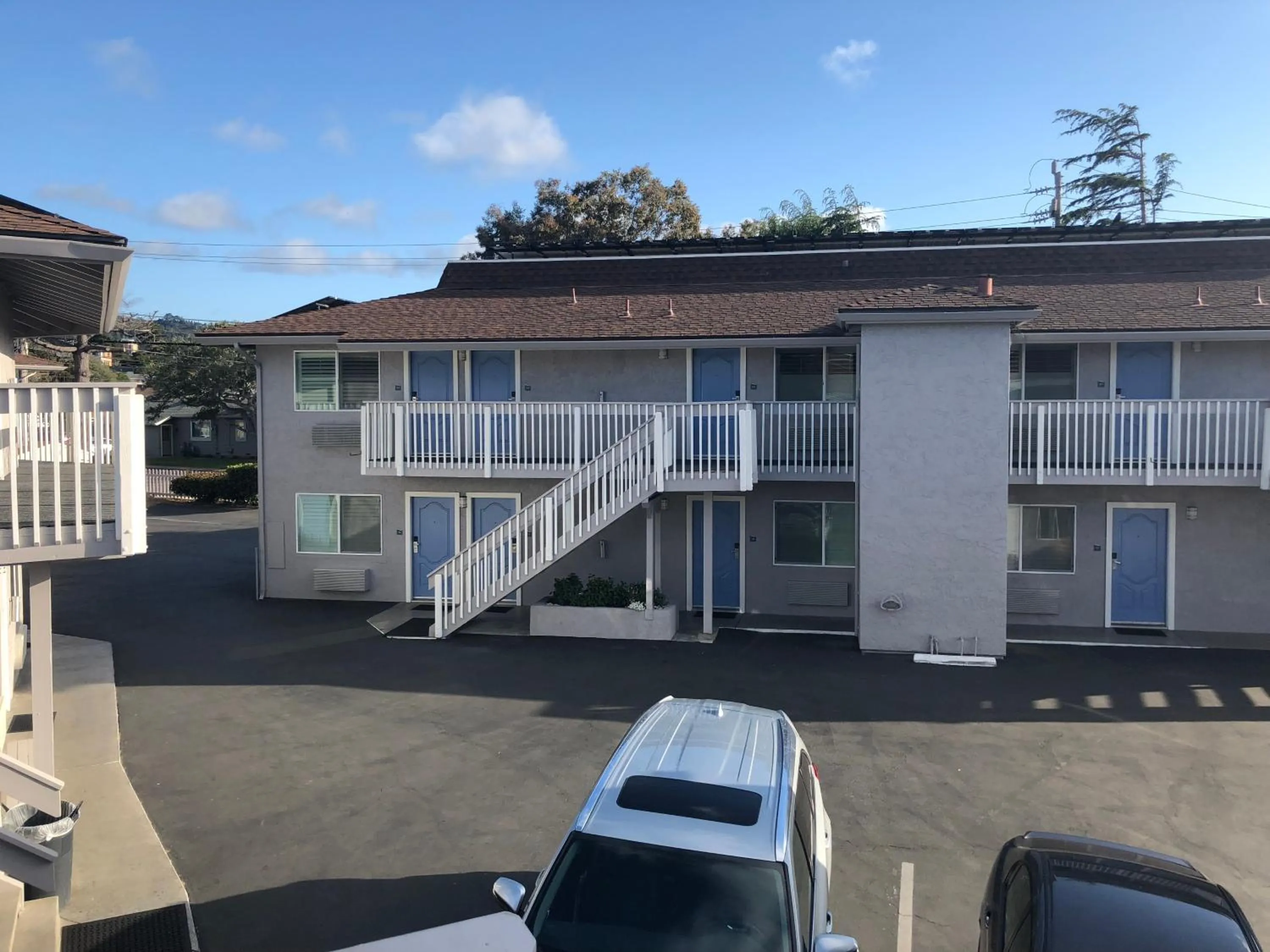 Property building in Pacific Inn Monterey