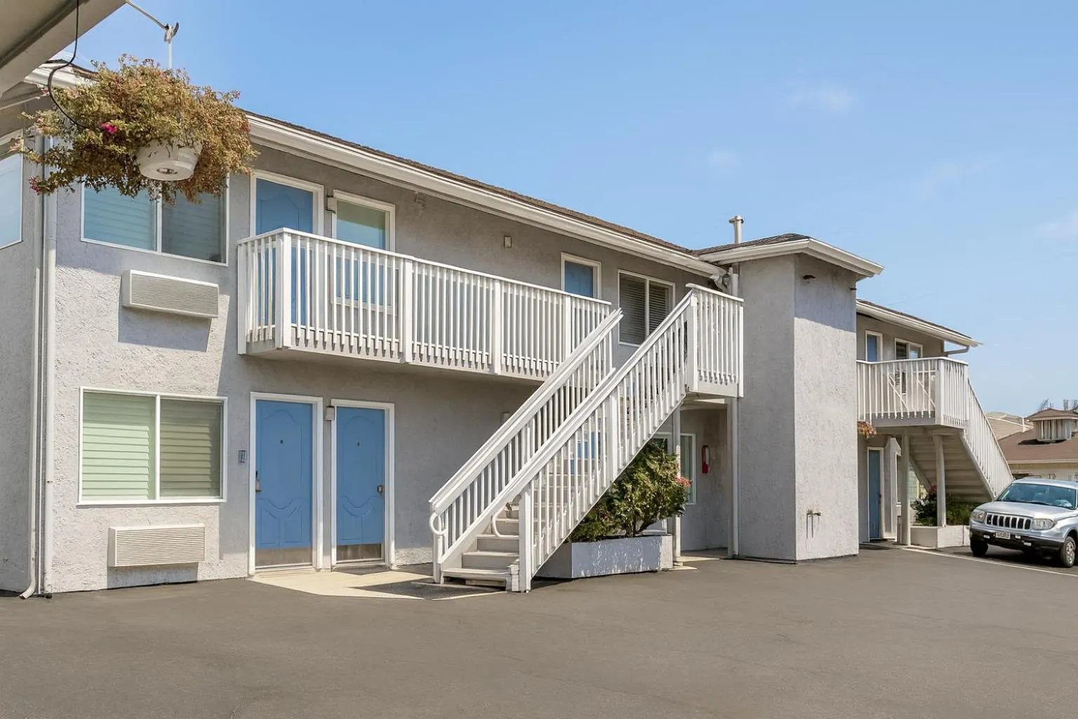 Property building in Pacific Inn Monterey