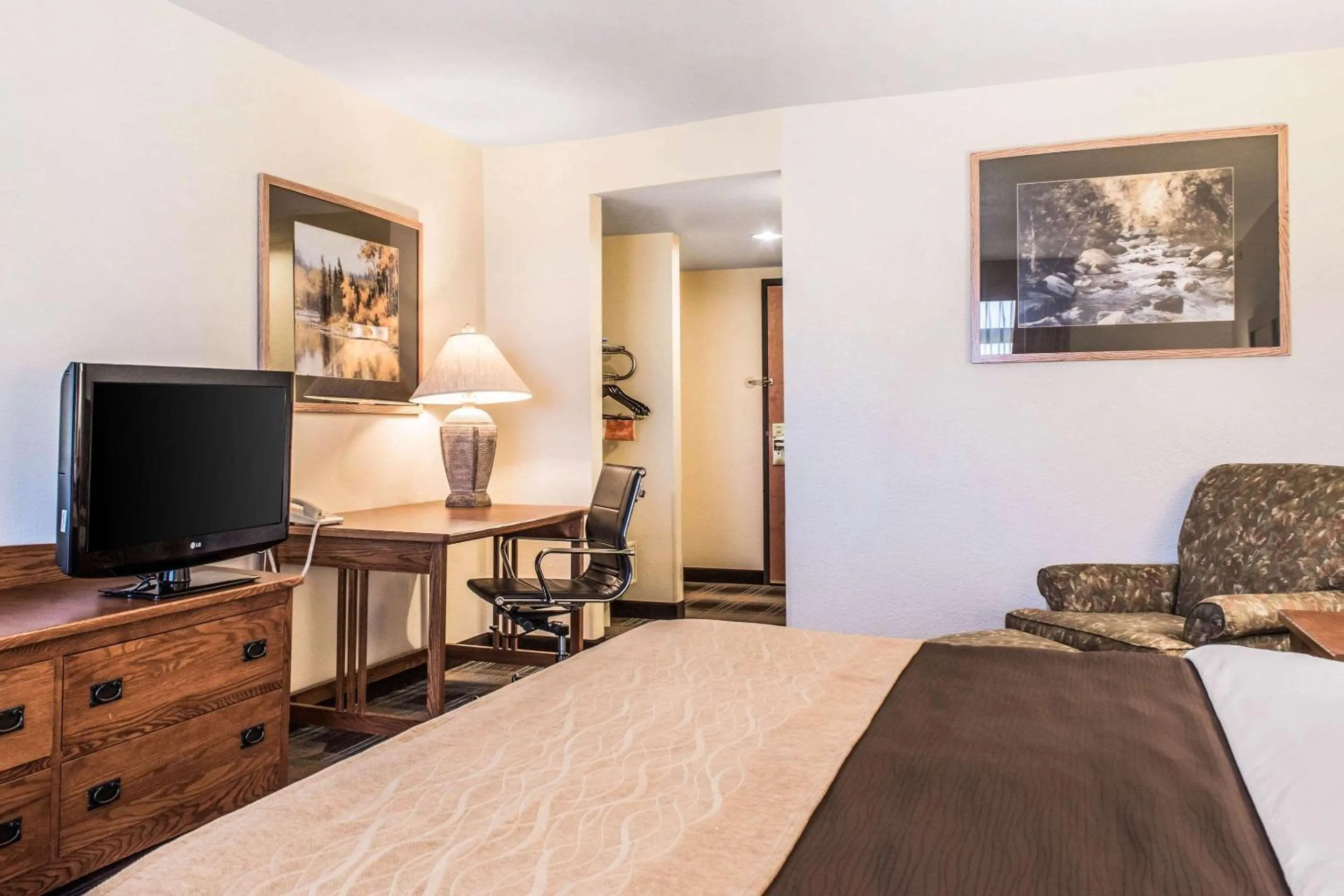 Photo of the whole room, Bed in Comfort Inn & Suites Sheridan