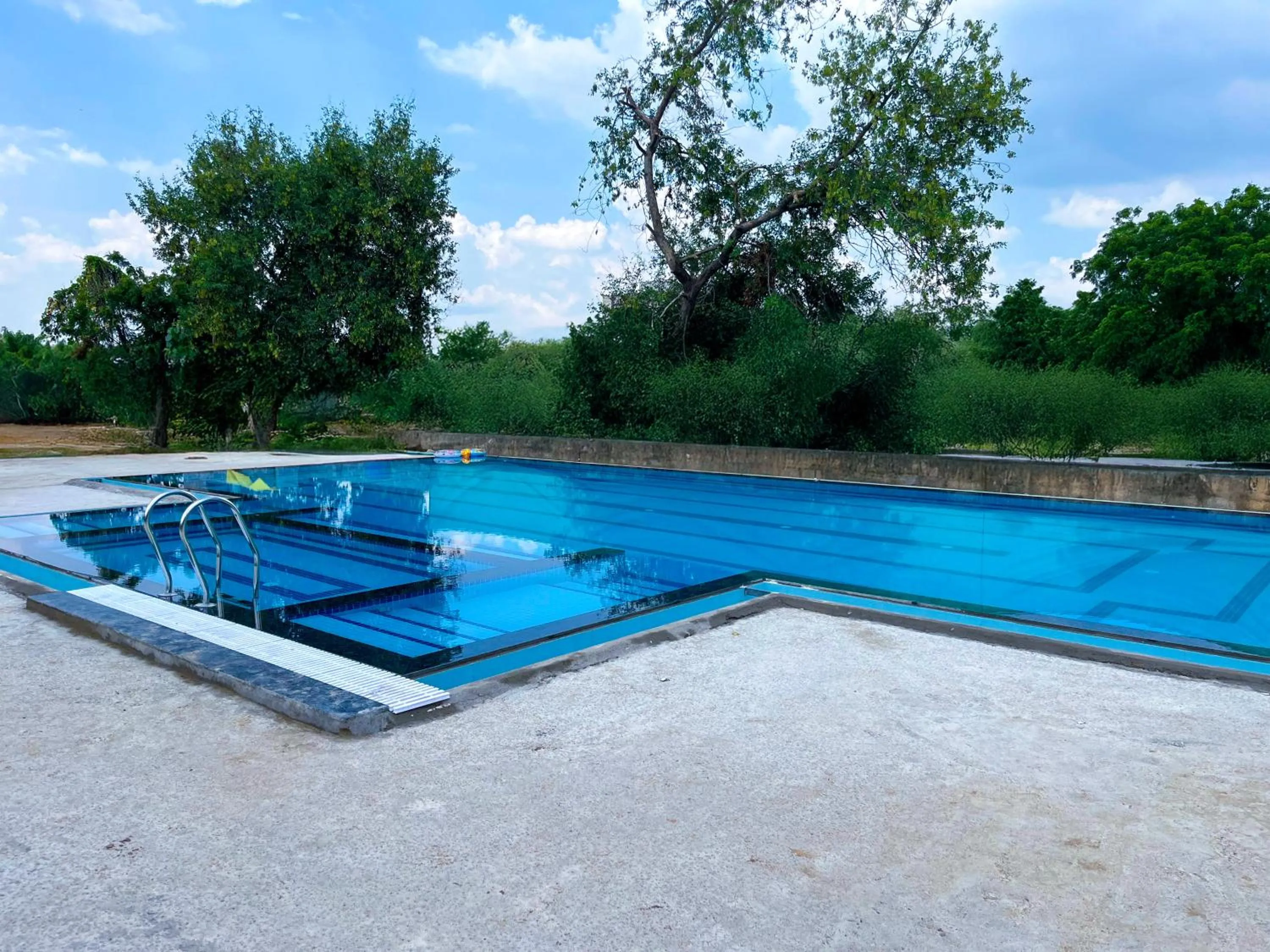Swimming pool in WelcomHeritage Mount Valley Resort Ranthambore