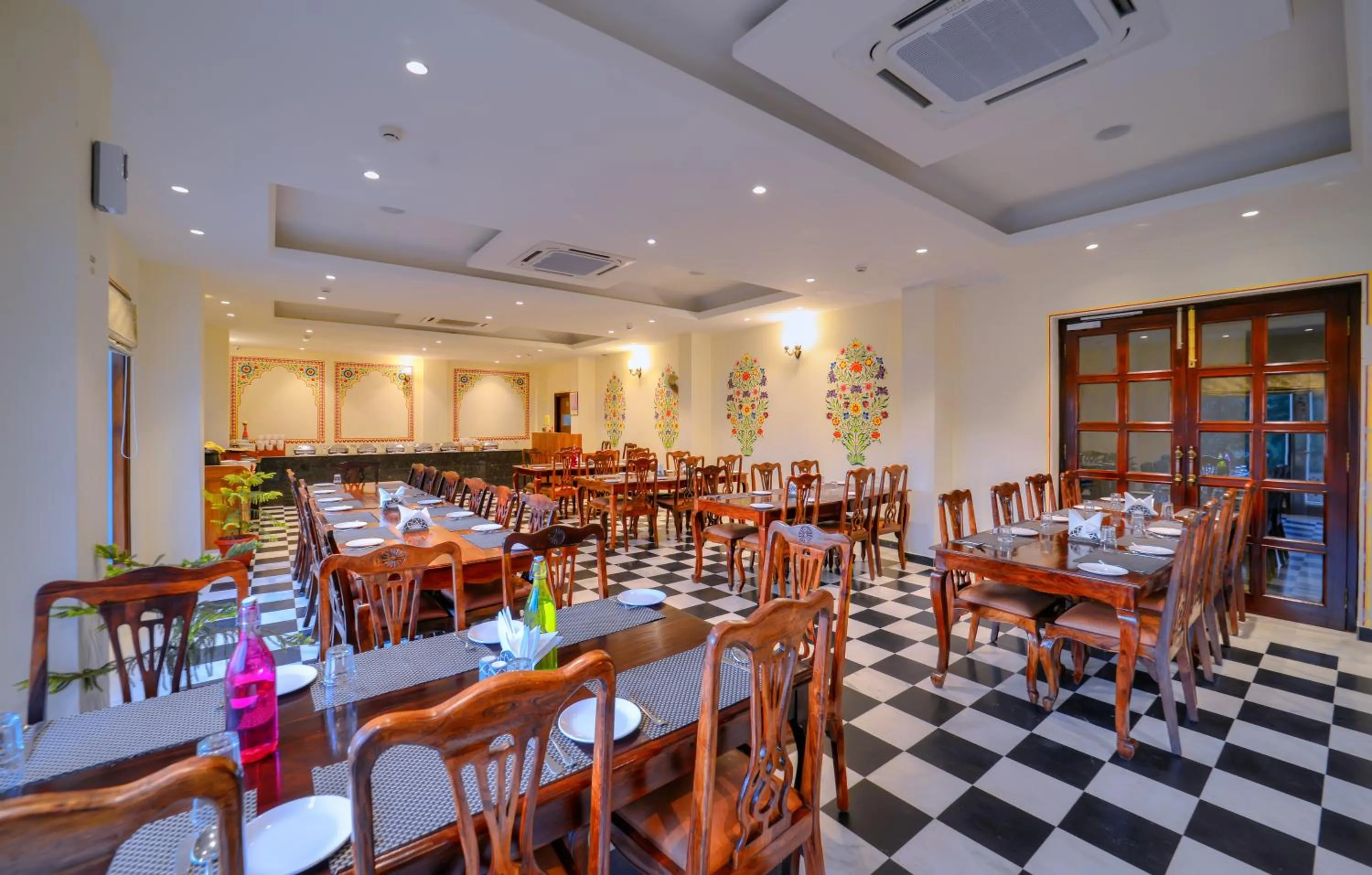 Restaurant/places to eat in WelcomHeritage Mount Valley Resort Ranthambore