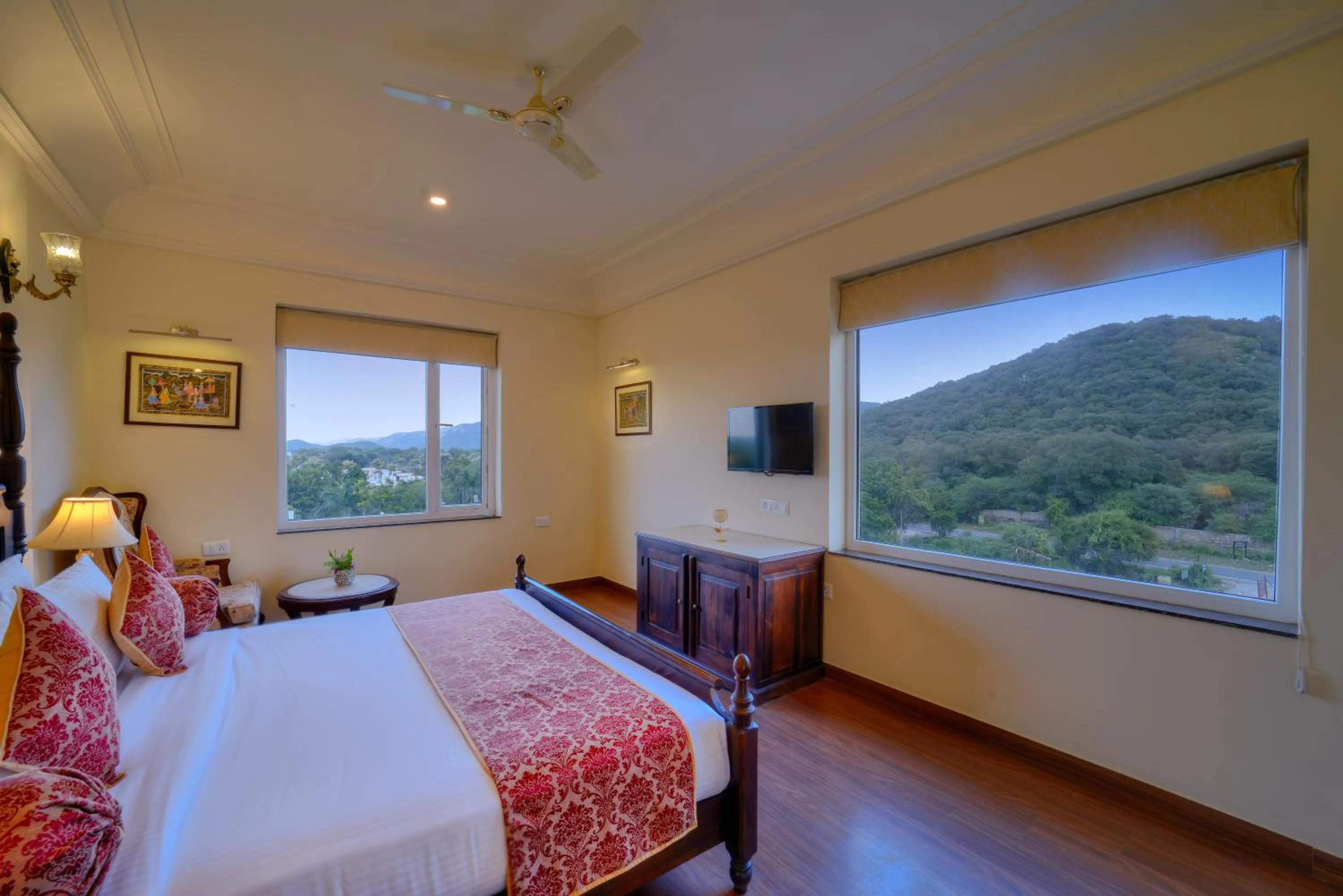 Bed in WelcomHeritage Mount Valley Resort Ranthambore