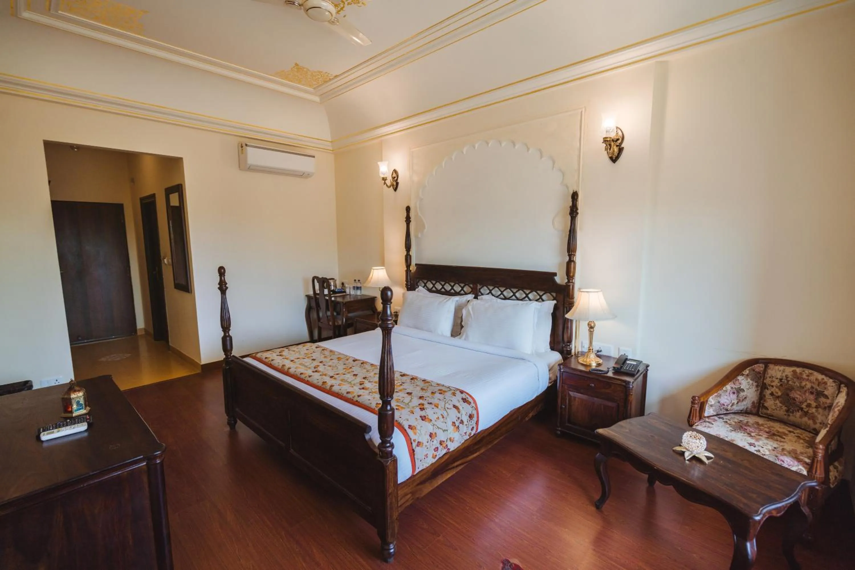 Bed in WelcomHeritage Mount Valley Resort Ranthambore