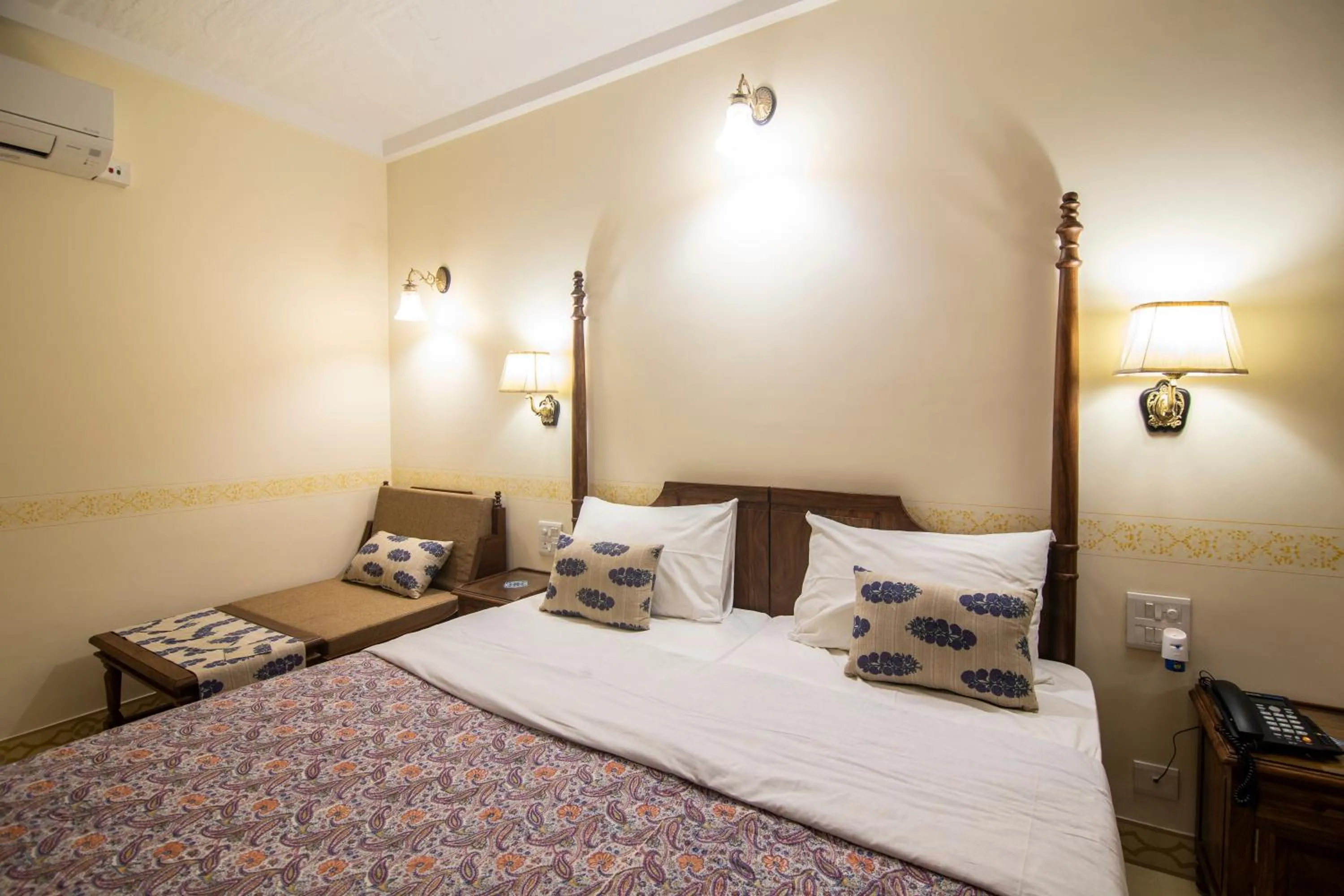 Bedroom, Bed in Hotel Jai Niwas