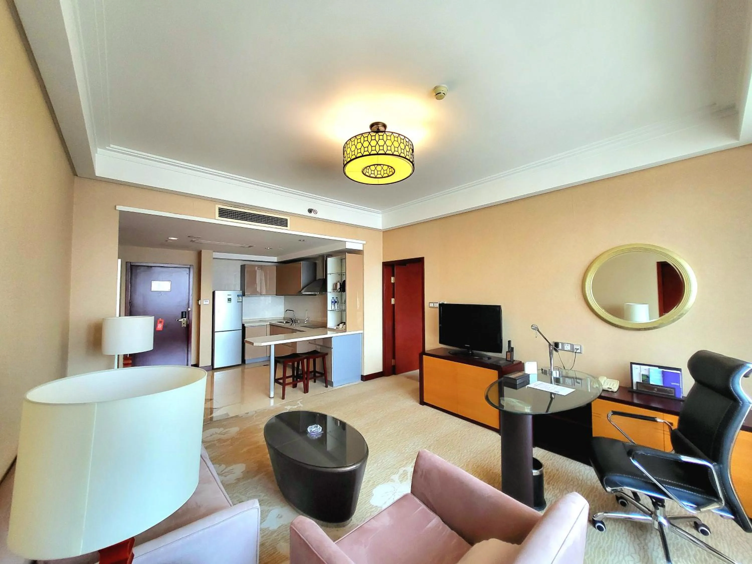 Communal lounge/ TV room in Tianjin Saixiang Hotel