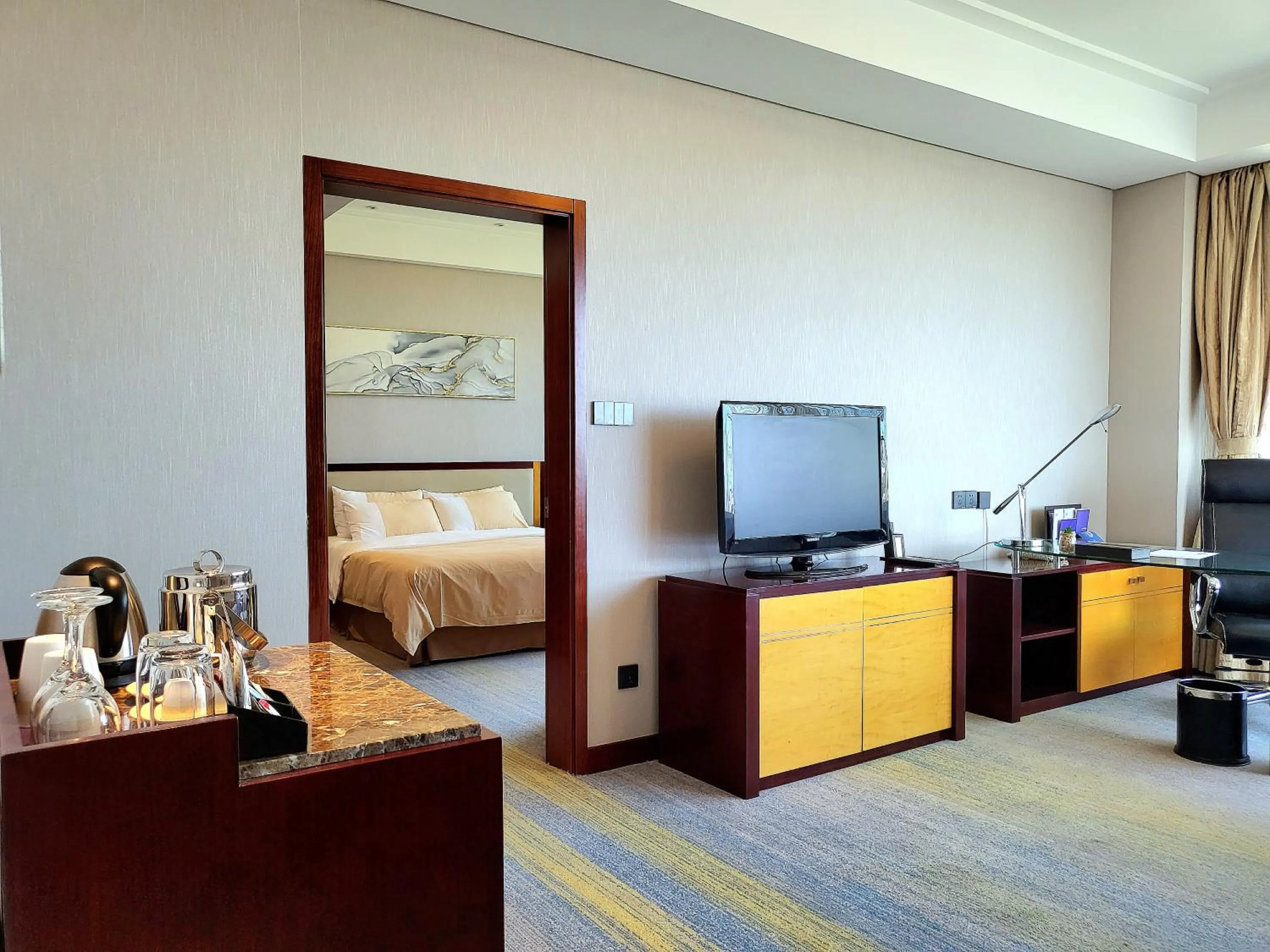 Communal lounge/ TV room, Bed in Tianjin Saixiang Hotel