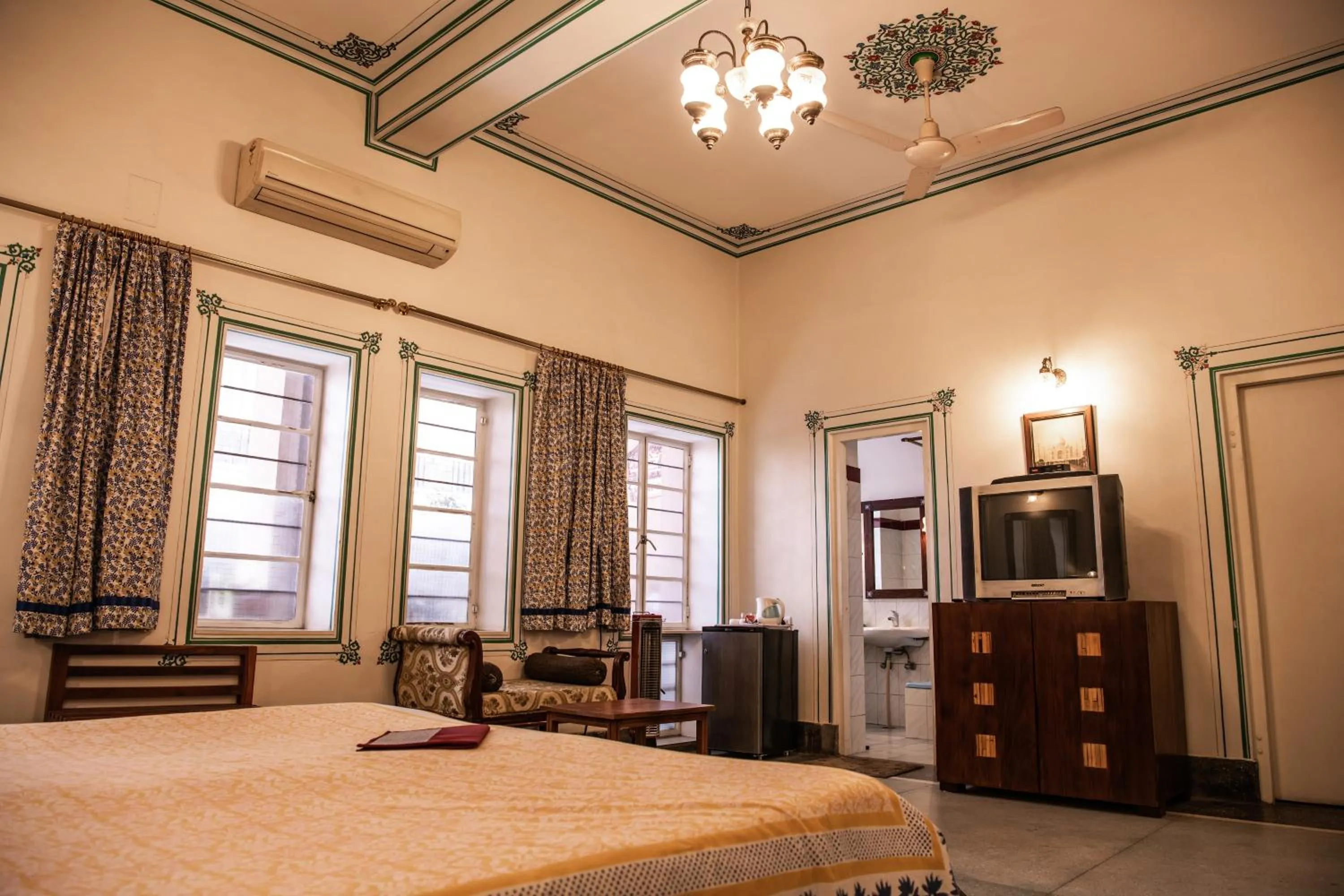 Photo of the whole room, Bed in Tara Niwas