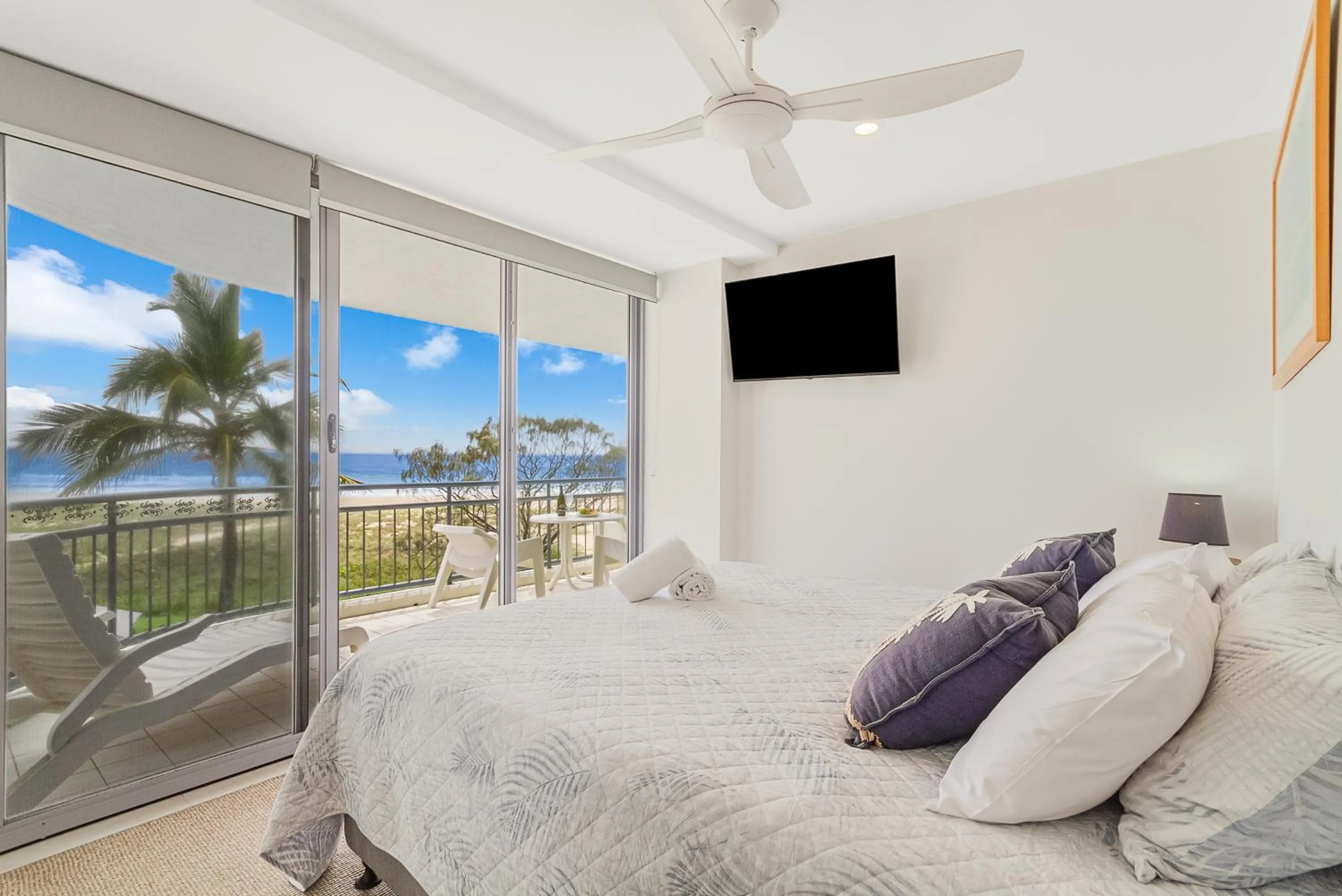 Bedroom, Bed in Oceanside Resort - Absolute Beachfront Apartments
