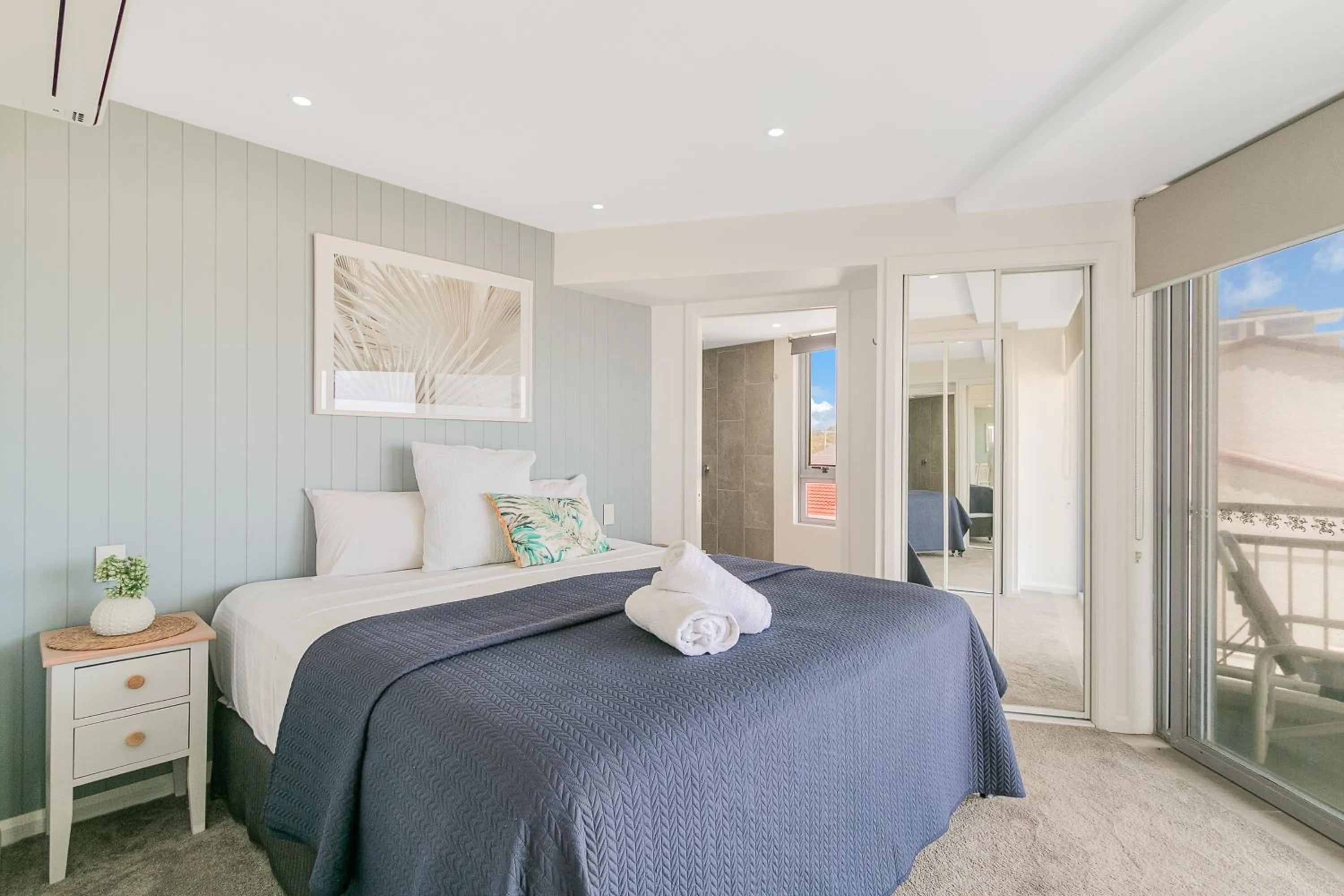 Bedroom, Bed in Oceanside Resort - Absolute Beachfront Apartments