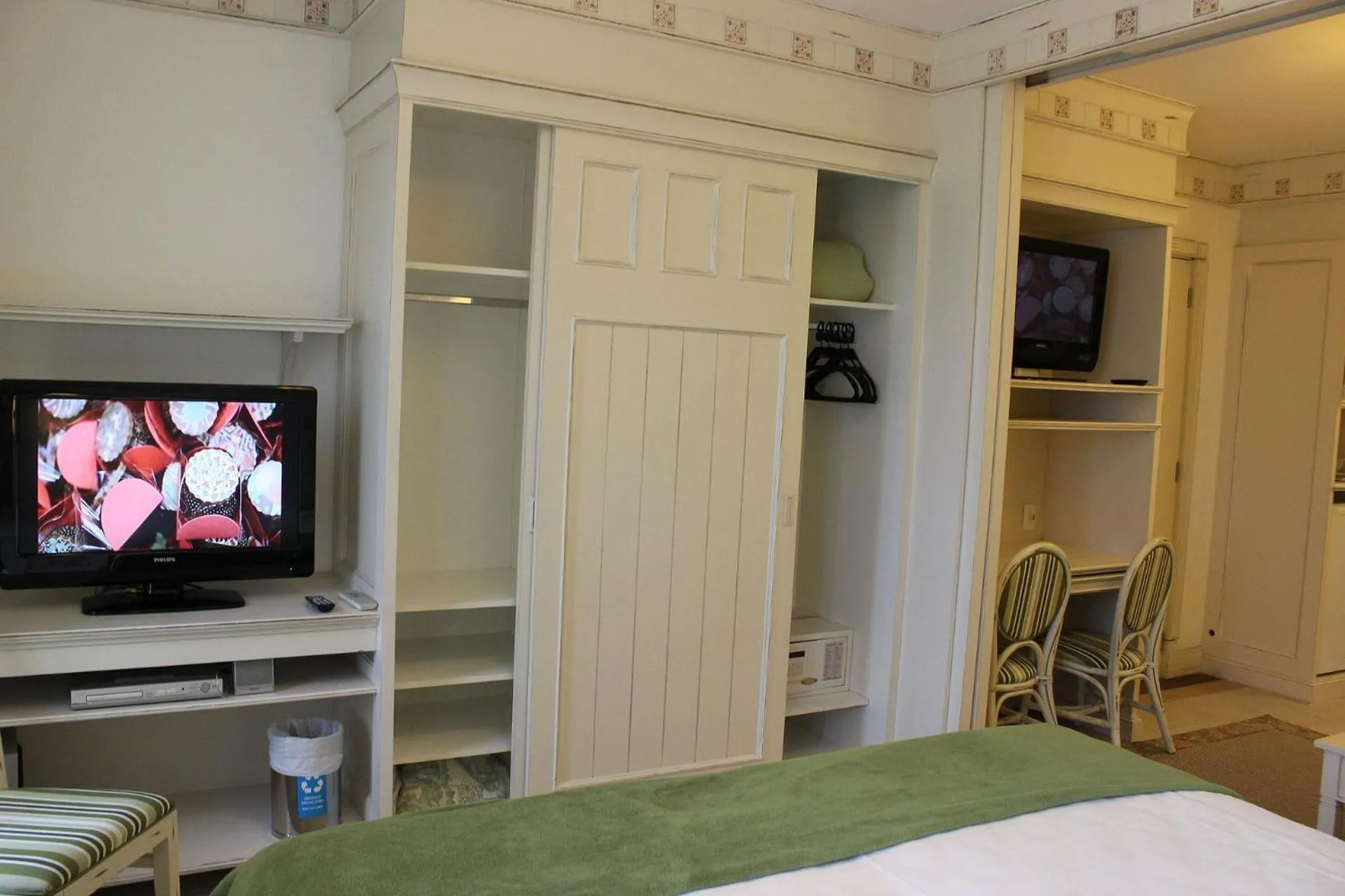 Bedroom, TV/Entertainment Center in IL Campanario é Destino Floripa