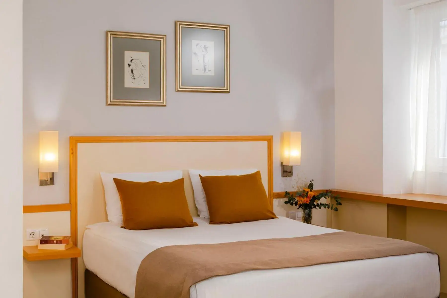 Deluxe Queen Room in Arte Sofia Hotel Deluxe Queen Room in Arte Sofia Hotel