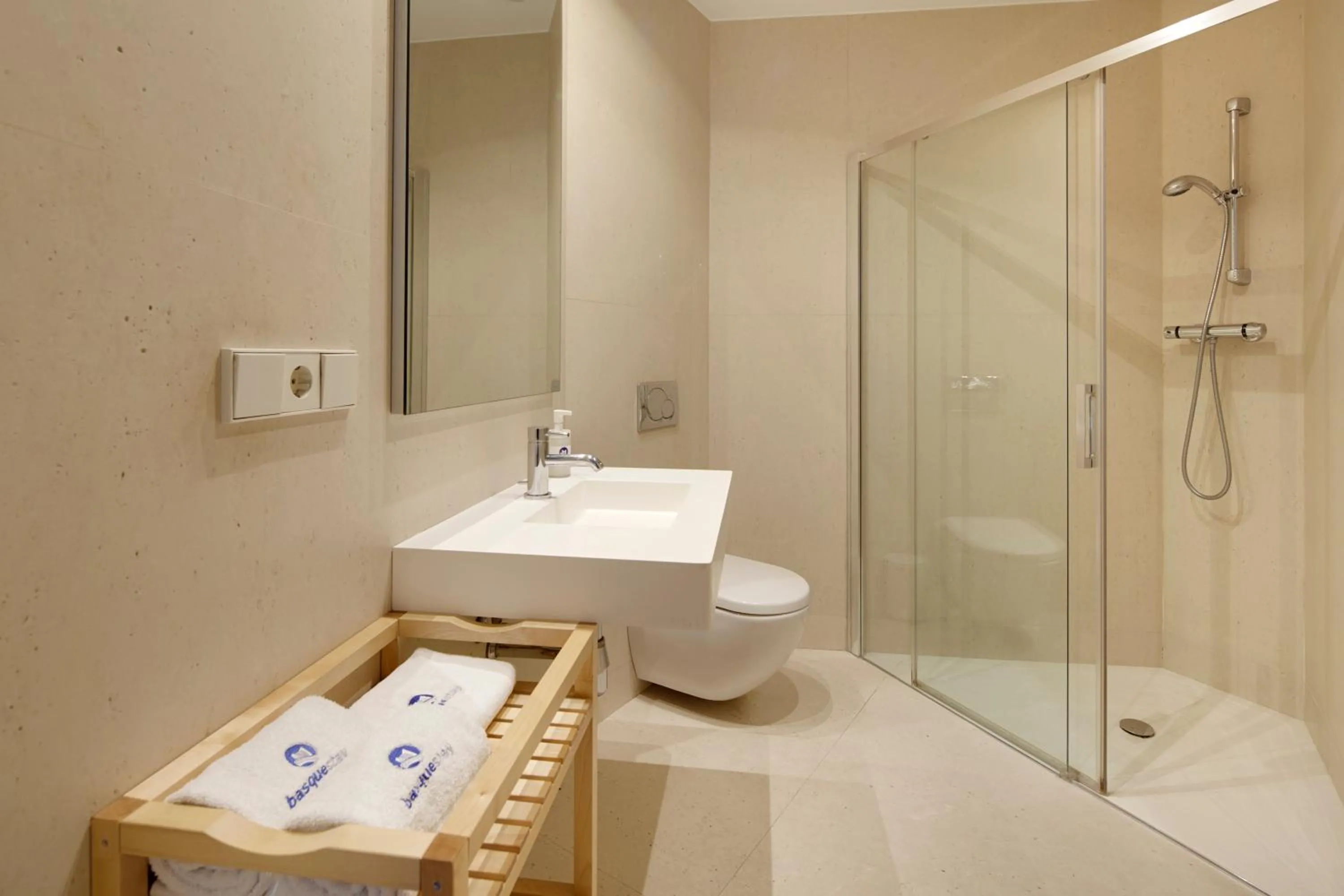 Shower in Eider - Basque Stay