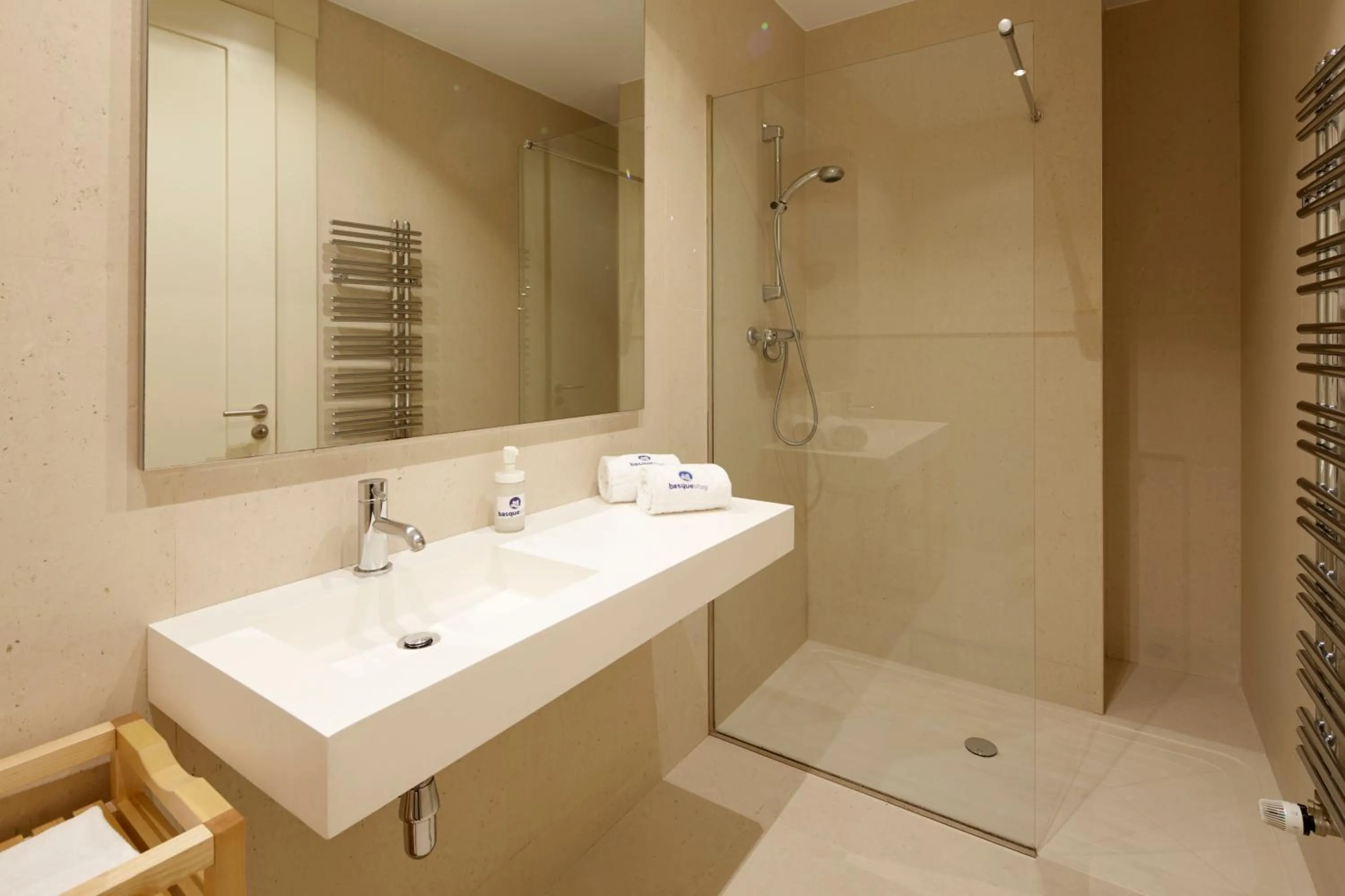 Shower in Eider - Basque Stay