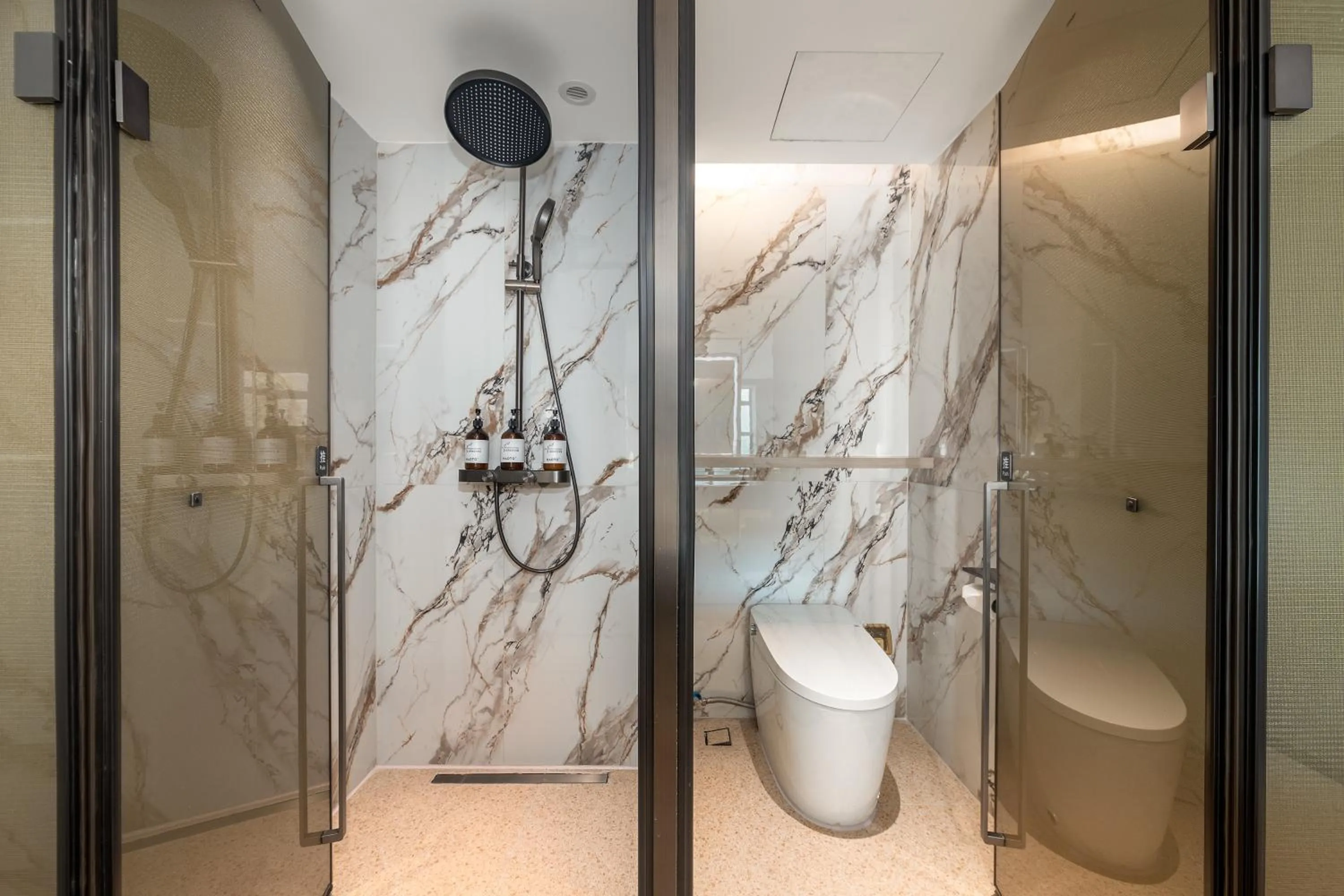 Shower in 朗逸商务酒店 Warm Yes Hotel-广交会期间提供免费穿梭巴士