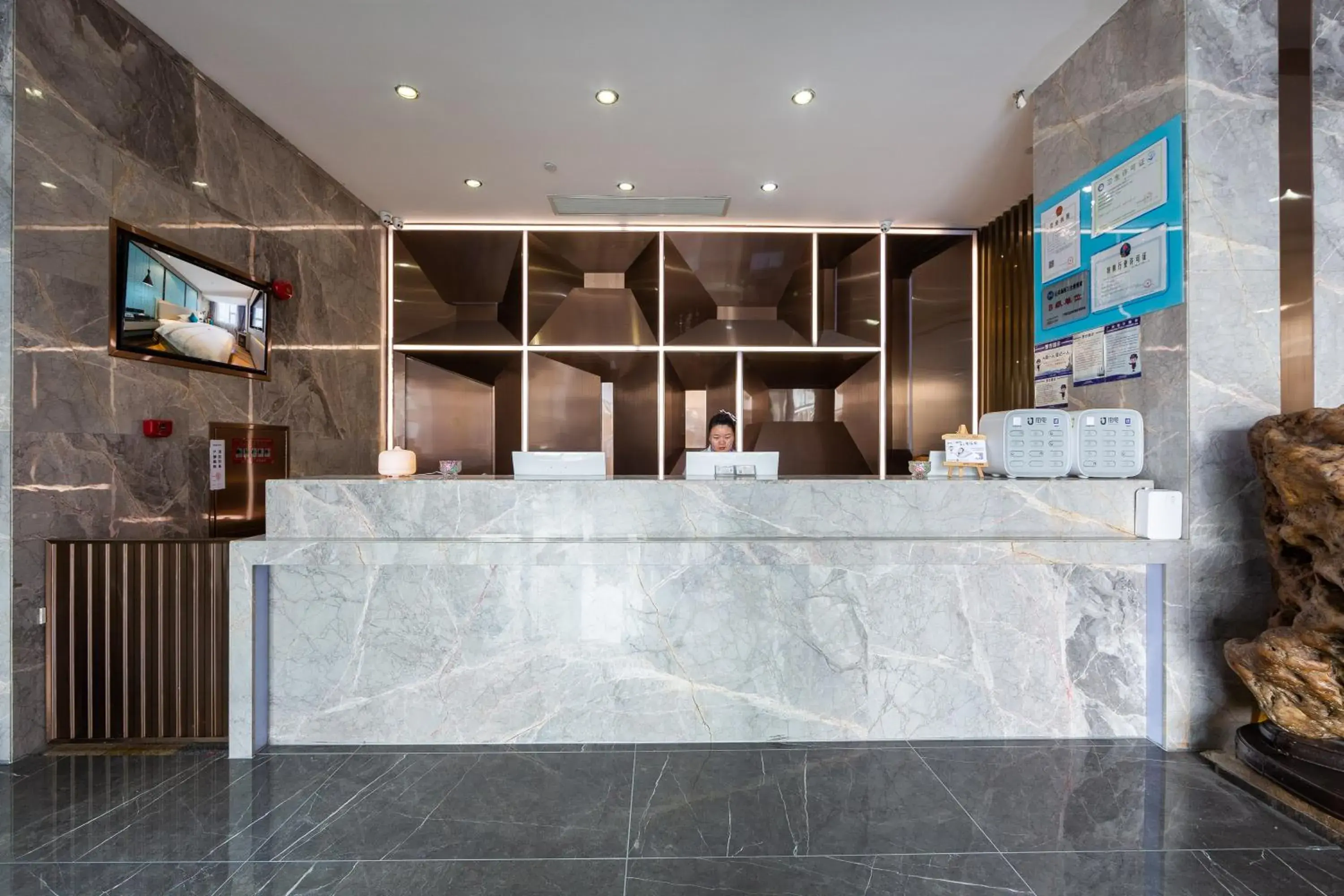 Lobby or reception in 朗逸商务酒店 Warm Yes Hotel-广交会期间提供免费穿梭巴士 Lobby or reception in 朗逸商务酒店 Warm Yes Hotel-广交会期间提供免费穿梭巴士