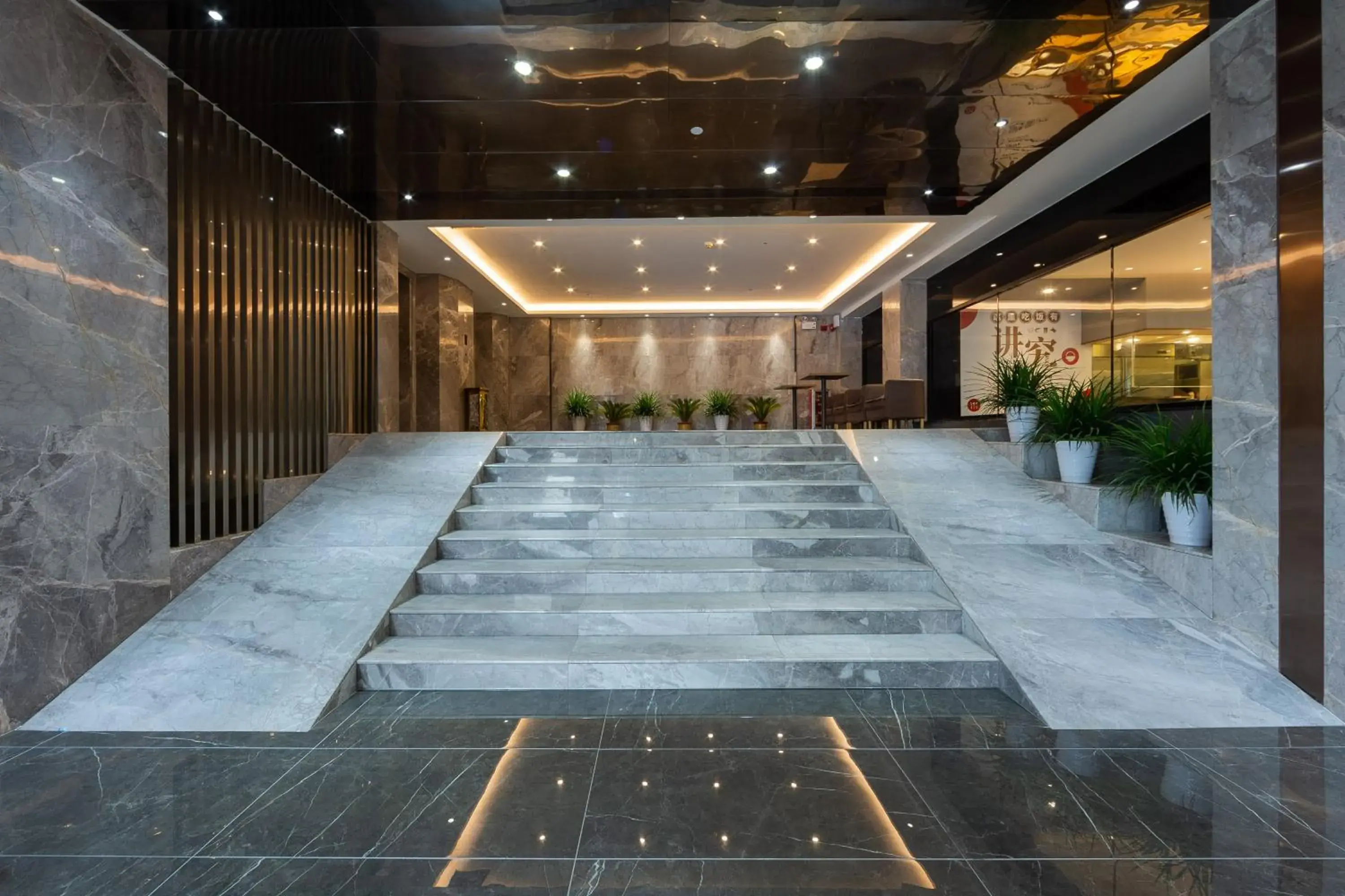 Lobby or reception in 朗逸商务酒店 Warm Yes Hotel-广交会期间提供免费穿梭巴士 Lobby or reception in 朗逸商务酒店 Warm Yes Hotel-广交会期间提供免费穿梭巴士