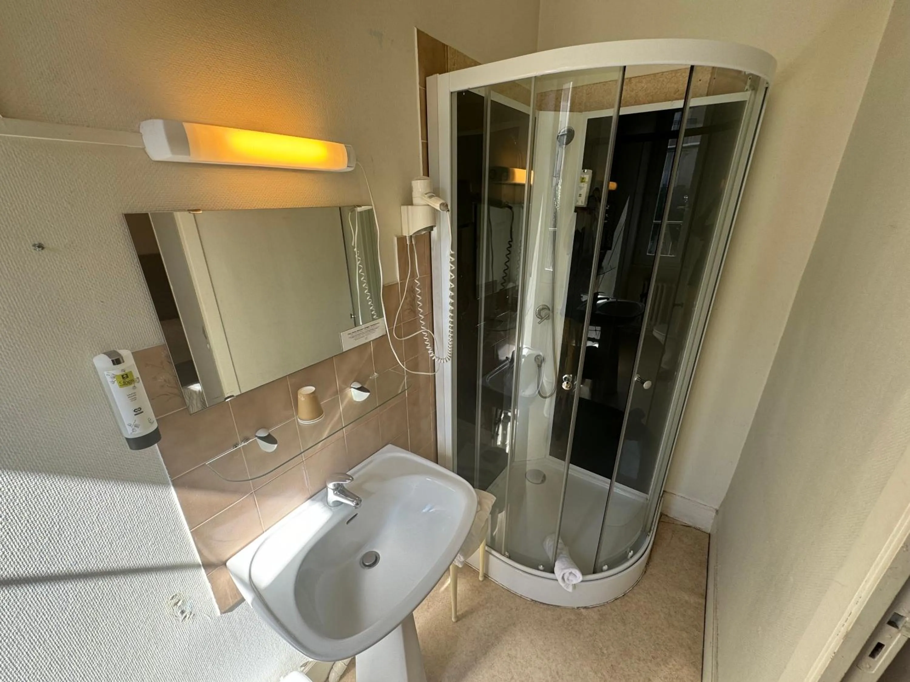 Bathroom in Logis Hotels - Hôtel Le Boulevard