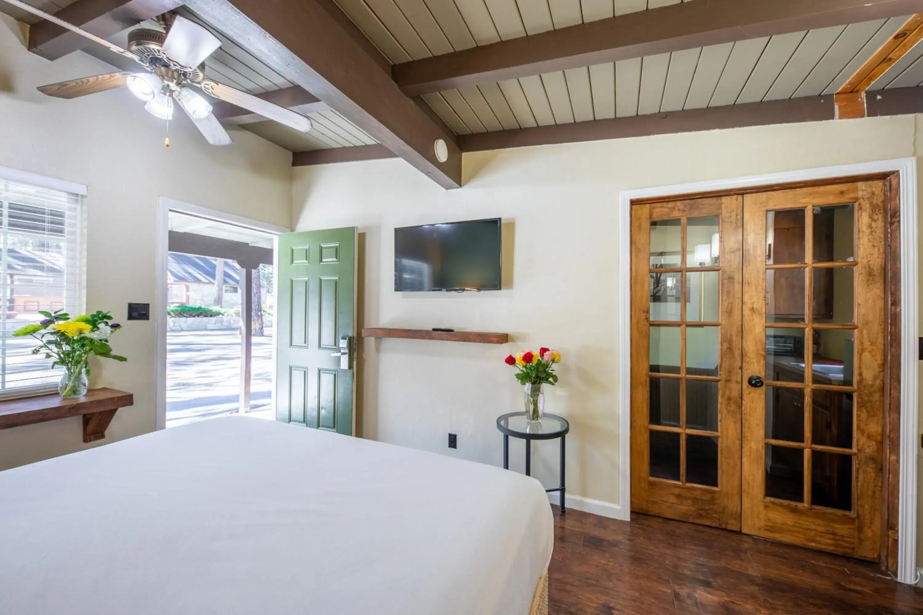 King Suite - single occupancy in Emerald Bay Lodge King Suite - single occupancy in Emerald Bay Lodge