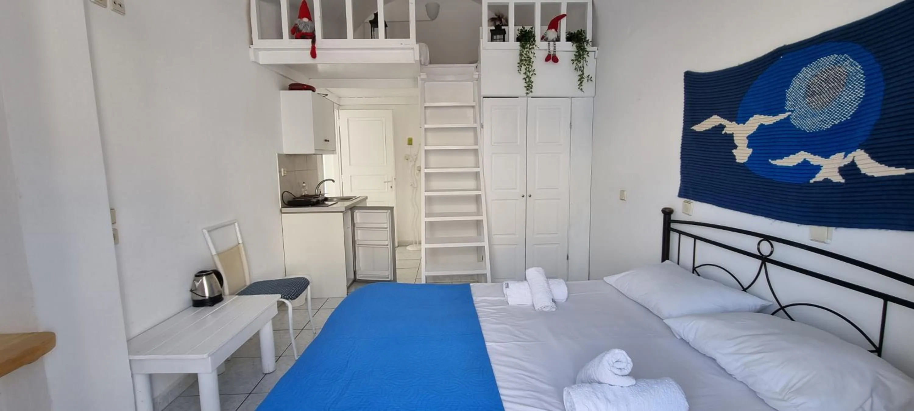 Bedroom, Bed in Three Harites